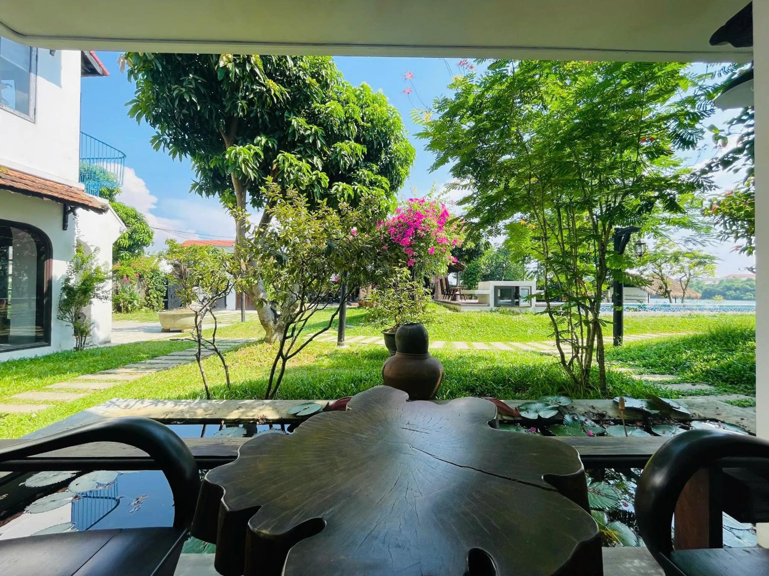 Lake view in La Y Riverview