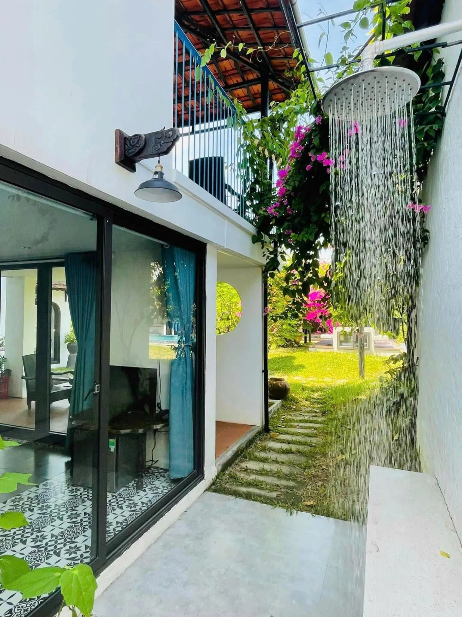 Shower in La Y Riverview