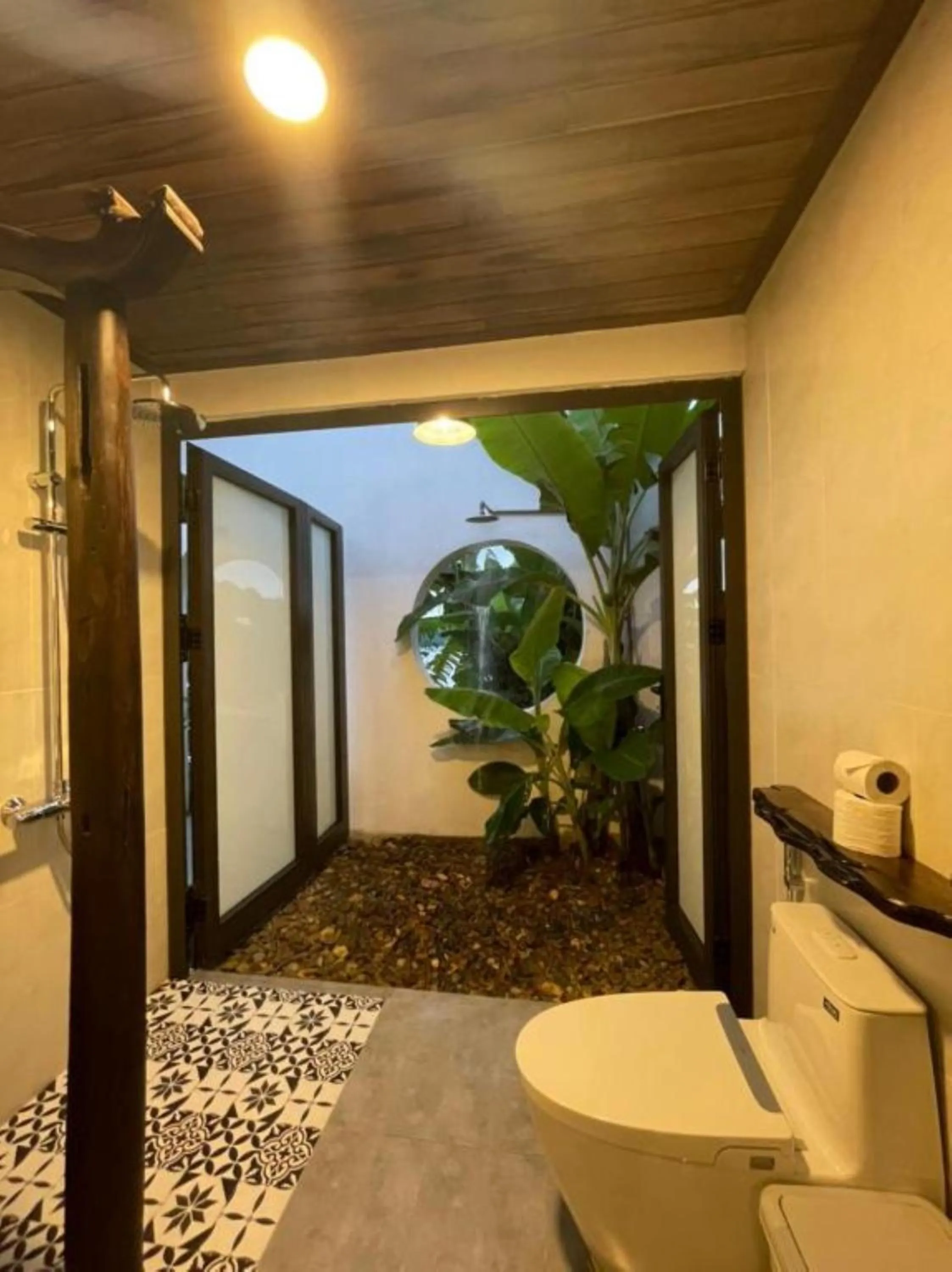 Toilet in La Y Riverview