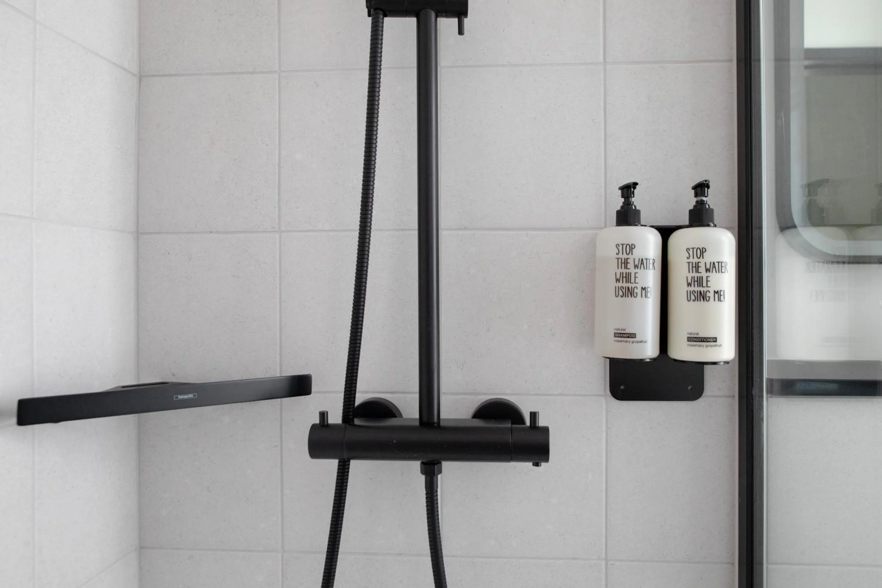 Shower in Bob W London Tower Hill - Studios