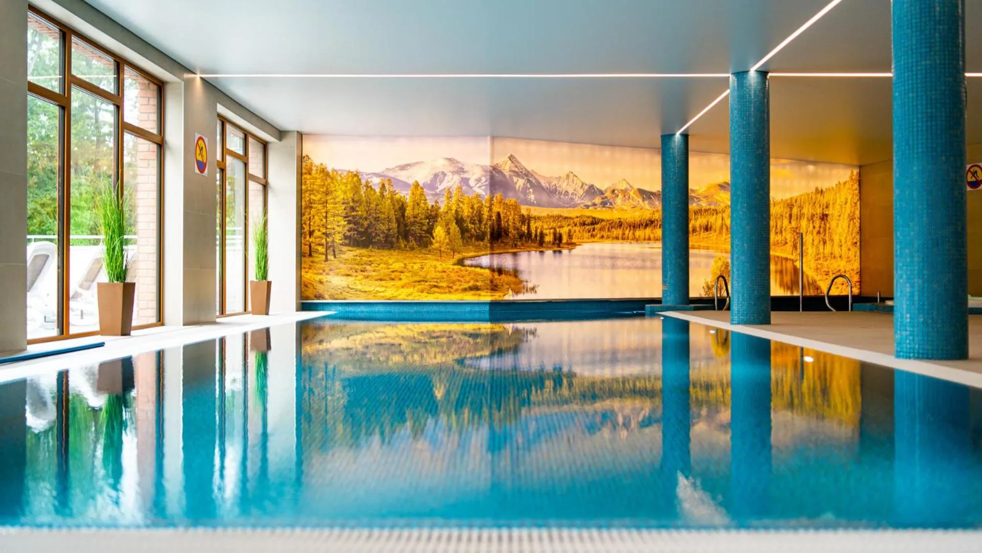 Swimming pool in Apartament Cortina