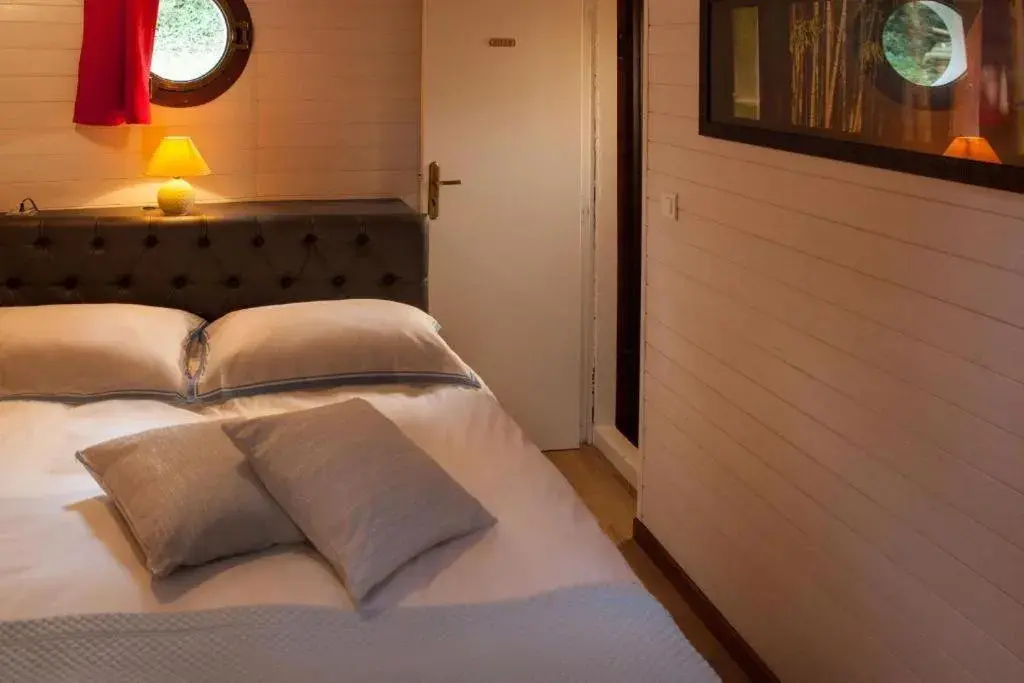 Bedroom, Bed in Péniche Mirage-chambre d'hôtes Bedroom, Bed in Péniche Mirage-chambre d'hôtes