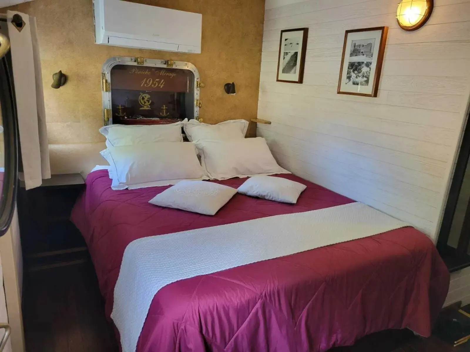 Bedroom, Bed in Péniche Mirage-chambre d'hôtes Bedroom, Bed in Péniche Mirage-chambre d'hôtes