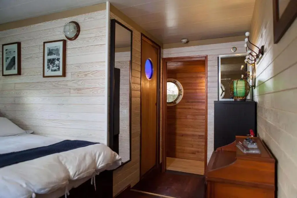 Bedroom, Bed in Péniche Mirage-chambre d'hôtes Bedroom, Bed in Péniche Mirage-chambre d'hôtes