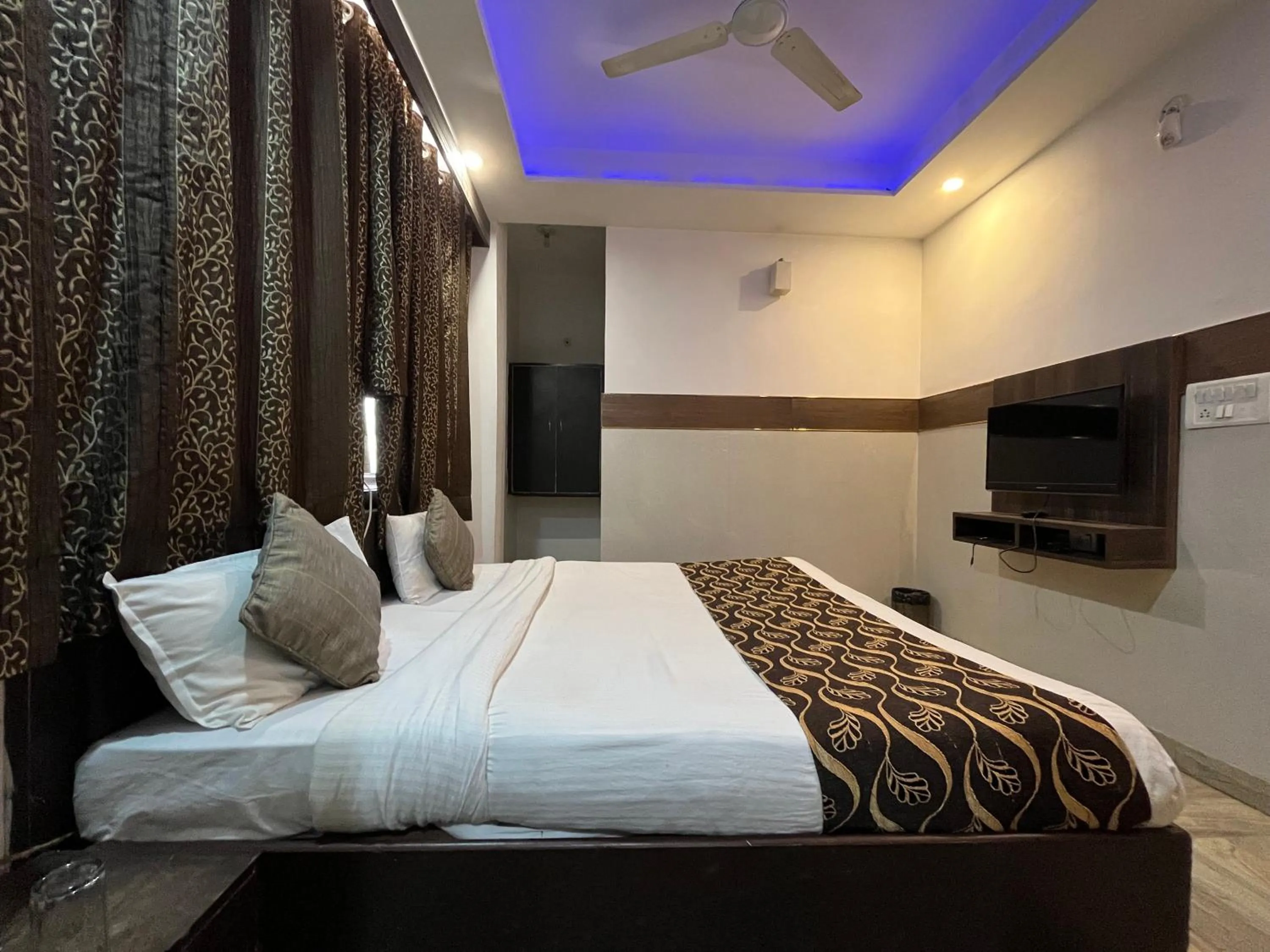 Bed in Hotel Taj Galaxy