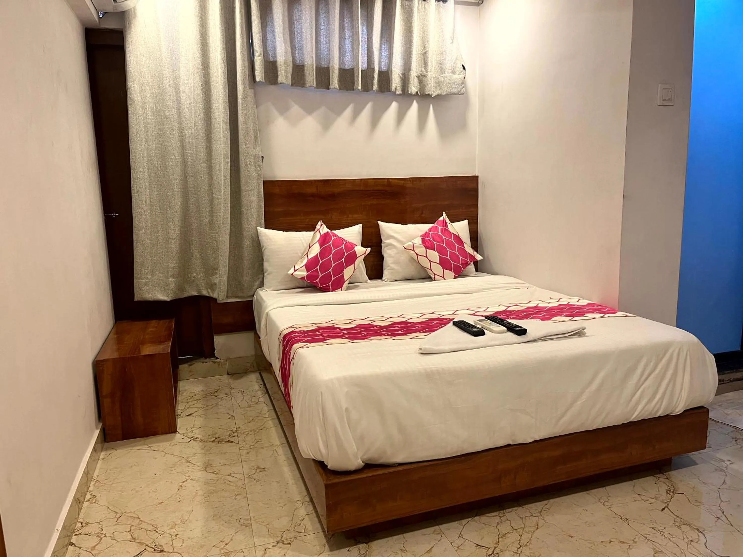 Bed in Hotel Delmond Prime- Near NESCO