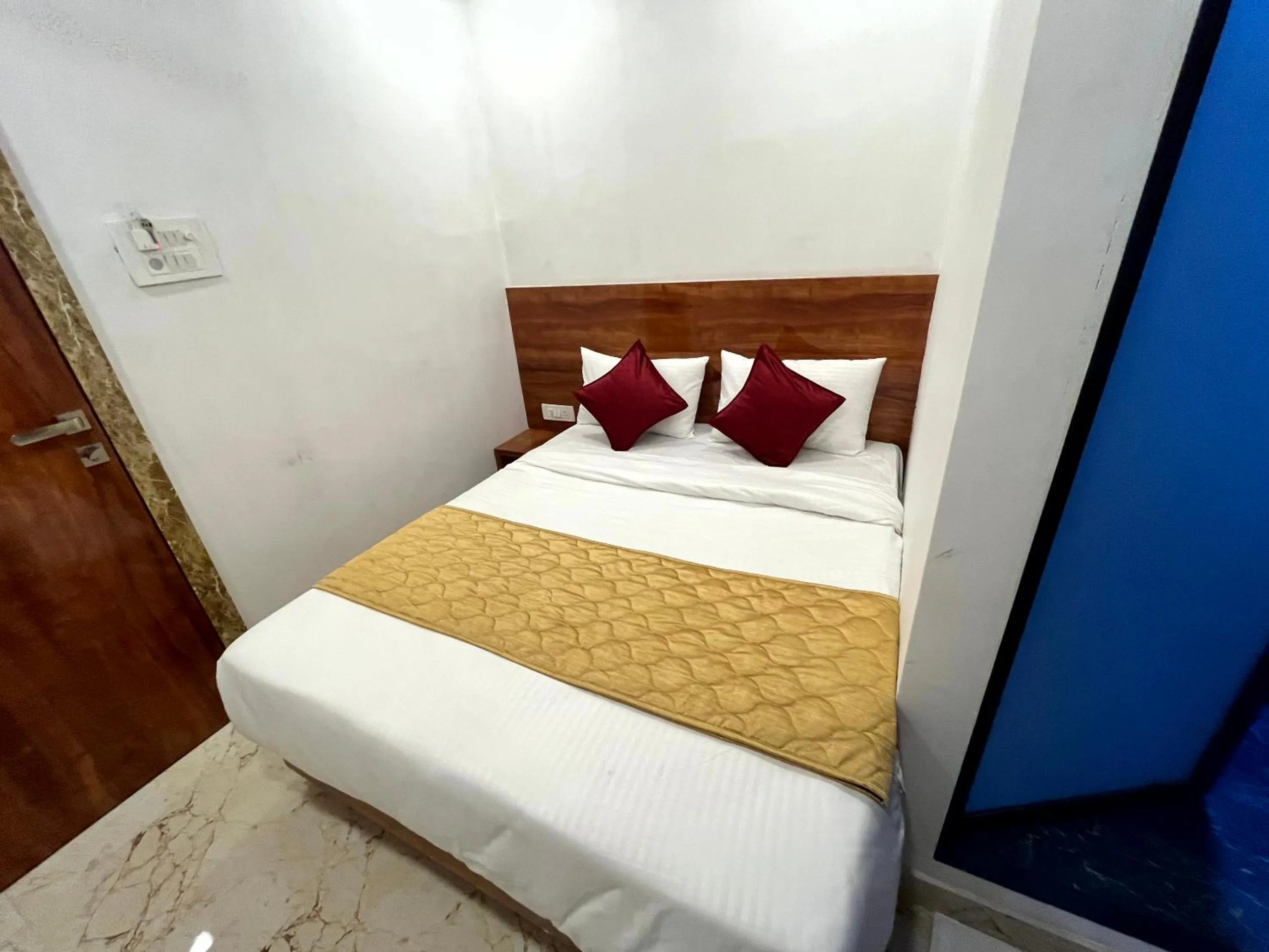 Bed in Hotel Delmond Prime- Near NESCO