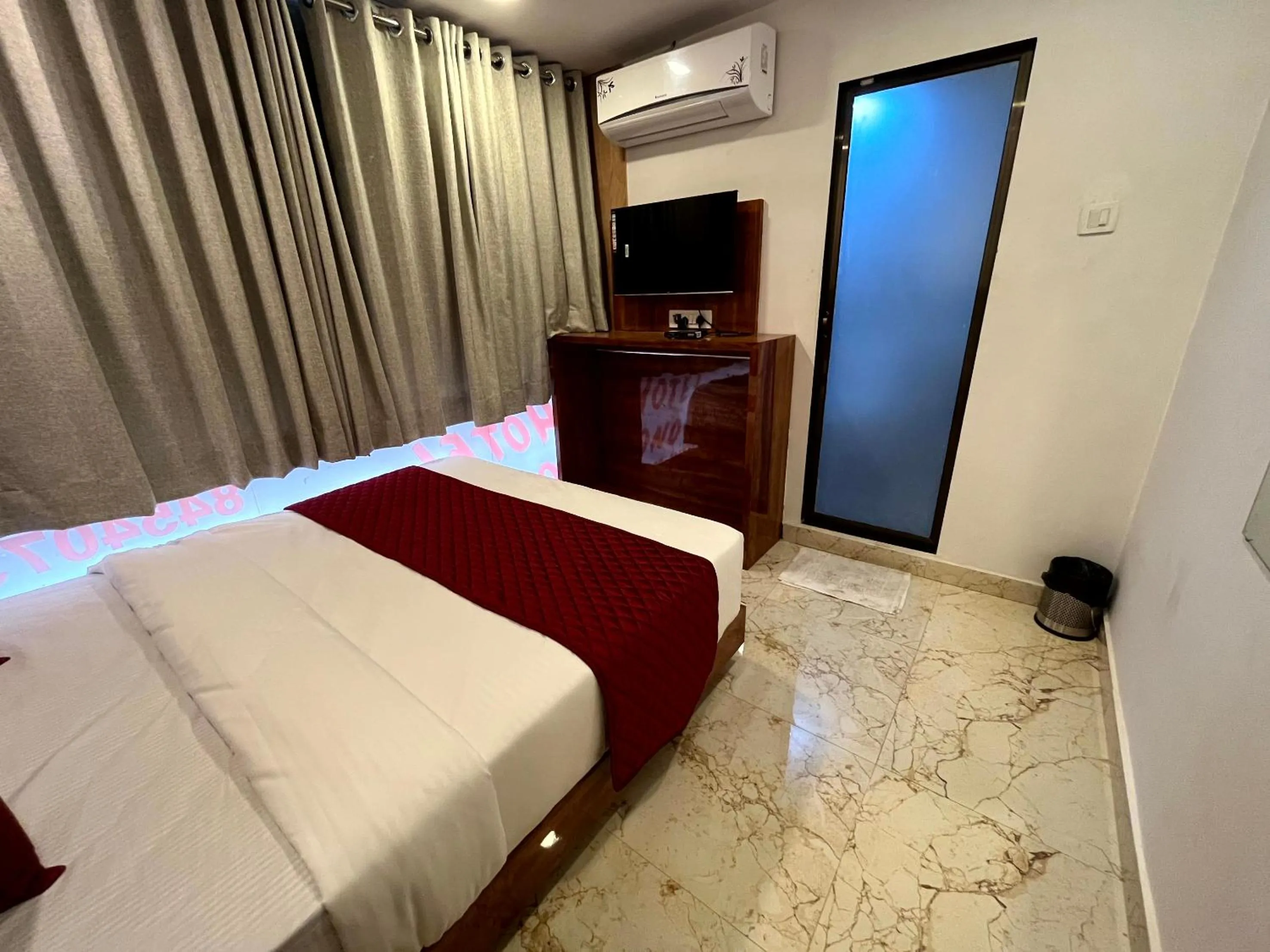 Bed in Hotel Delmond Prime- Near NESCO