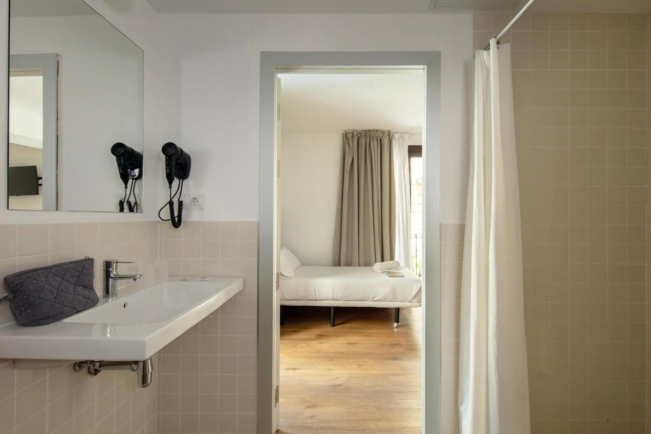 Bathroom, Bed in Som Nit Port Vell
