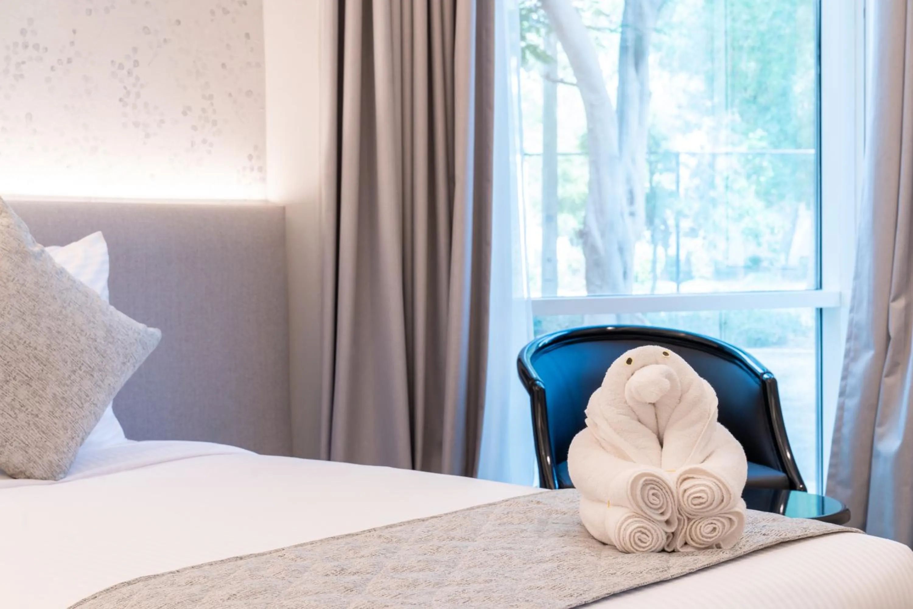 Toilet, Bed in eStay Hotel