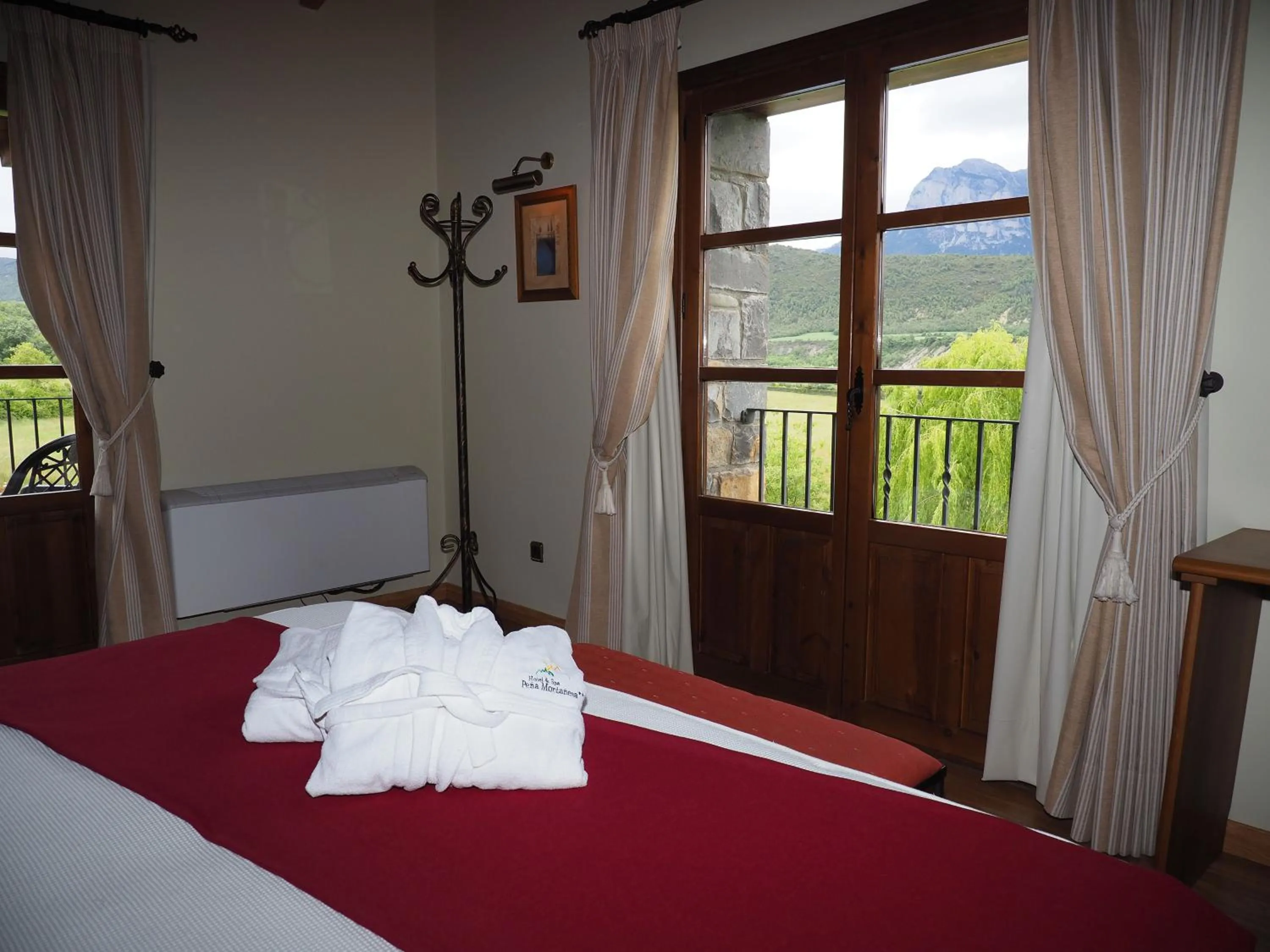 Photo of the whole room, Bed in Hotel & SPA Peña Montañesa