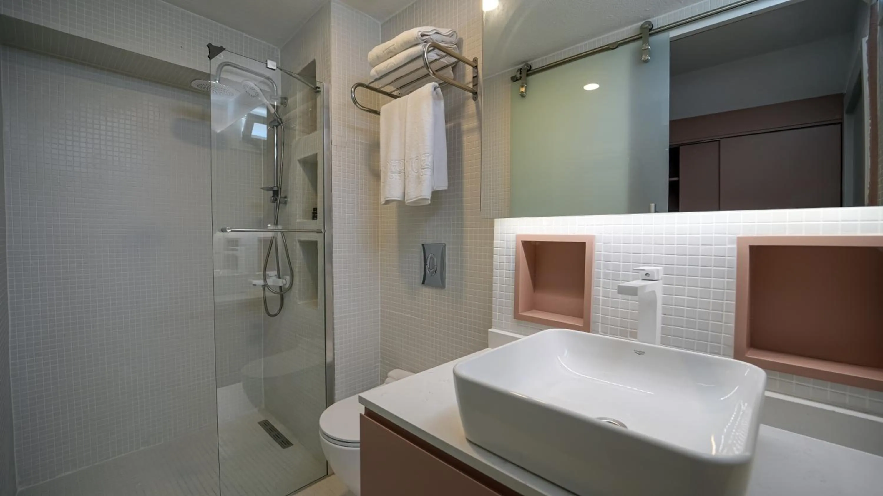 Shower in Bono Residence
