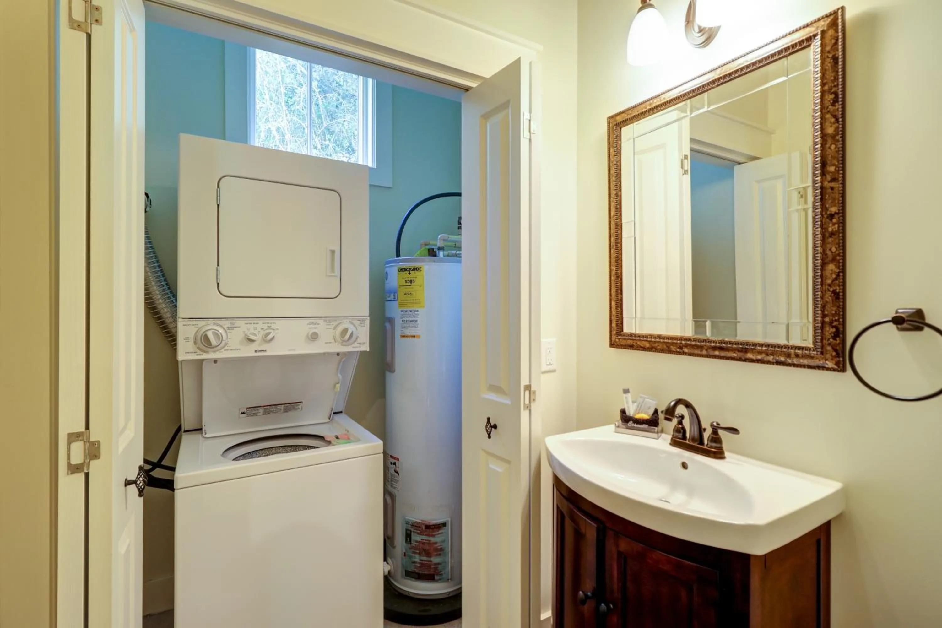 Cute little Cottage! Perfect Getaway! 2 Pools! SLEEPS 4!