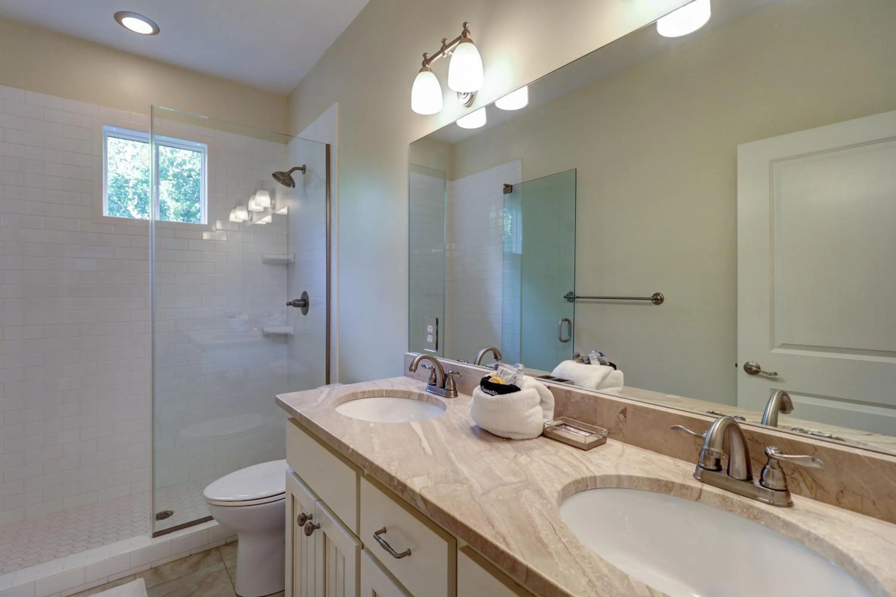 Cute little Cottage! Perfect Getaway! 2 Pools! SLEEPS 4!