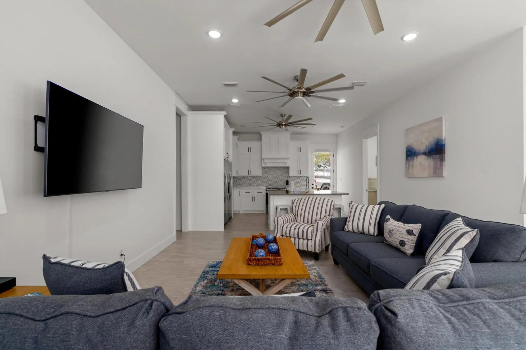 Photo of the whole room in 20206 First Ave