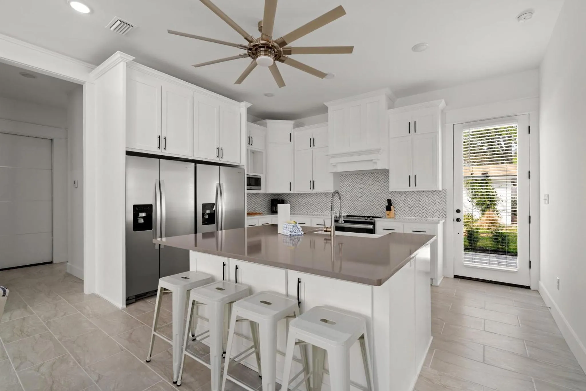 Kitchen or kitchenette in 20206 First Ave
