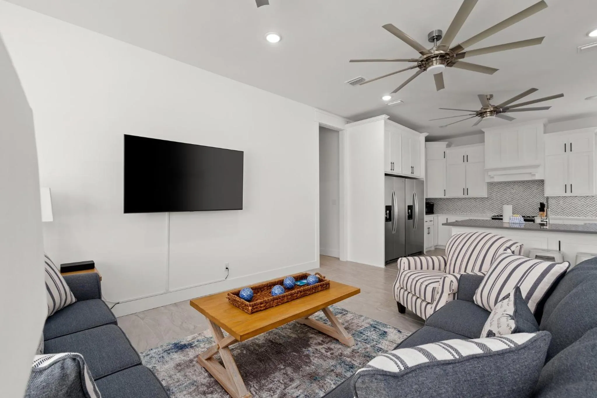 Photo of the whole room in 20206 First Ave