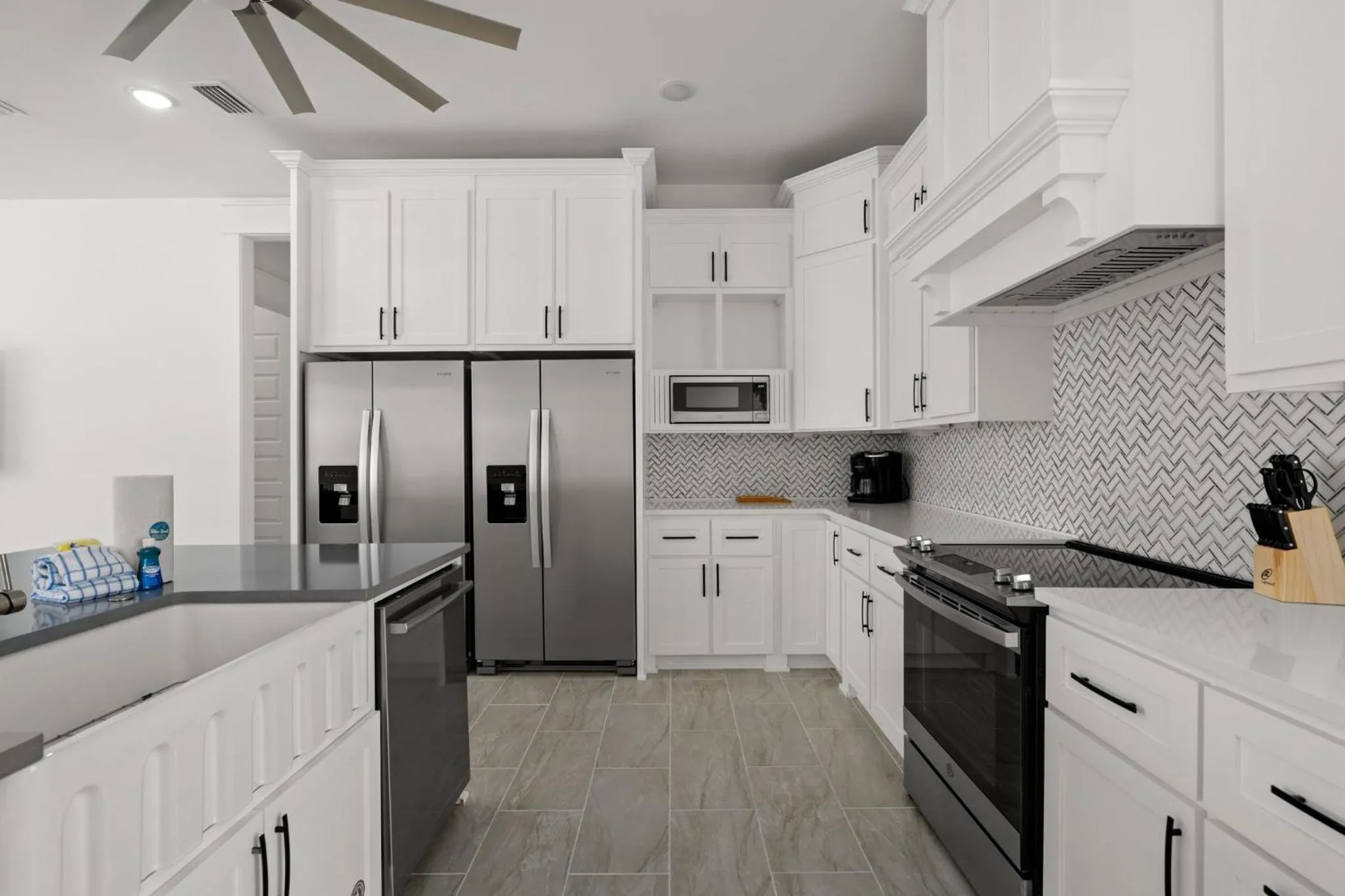 Kitchen or kitchenette in 20206 First Ave