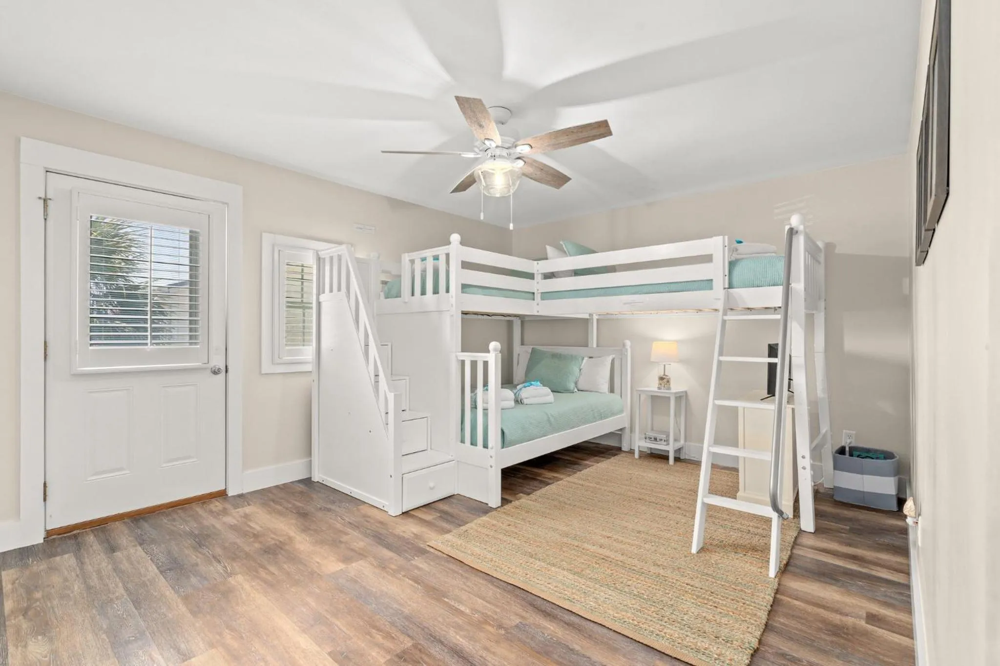 Bed in 140 Feet To White Sandy Beaches! Newly Renovated! Pool! Grill!