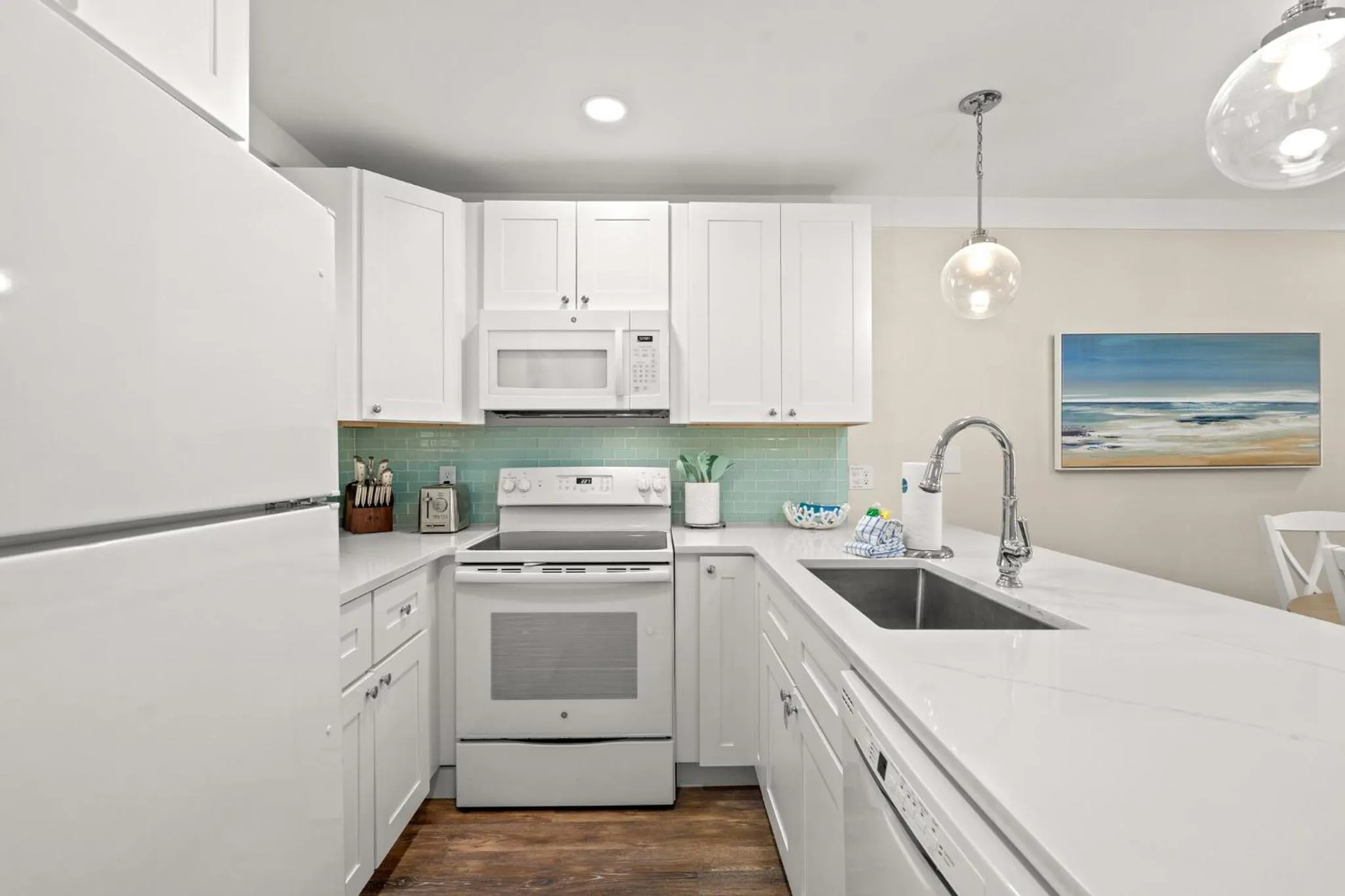 Kitchen or kitchenette in 140 Feet To White Sandy Beaches! Newly Renovated! Pool! Grill!