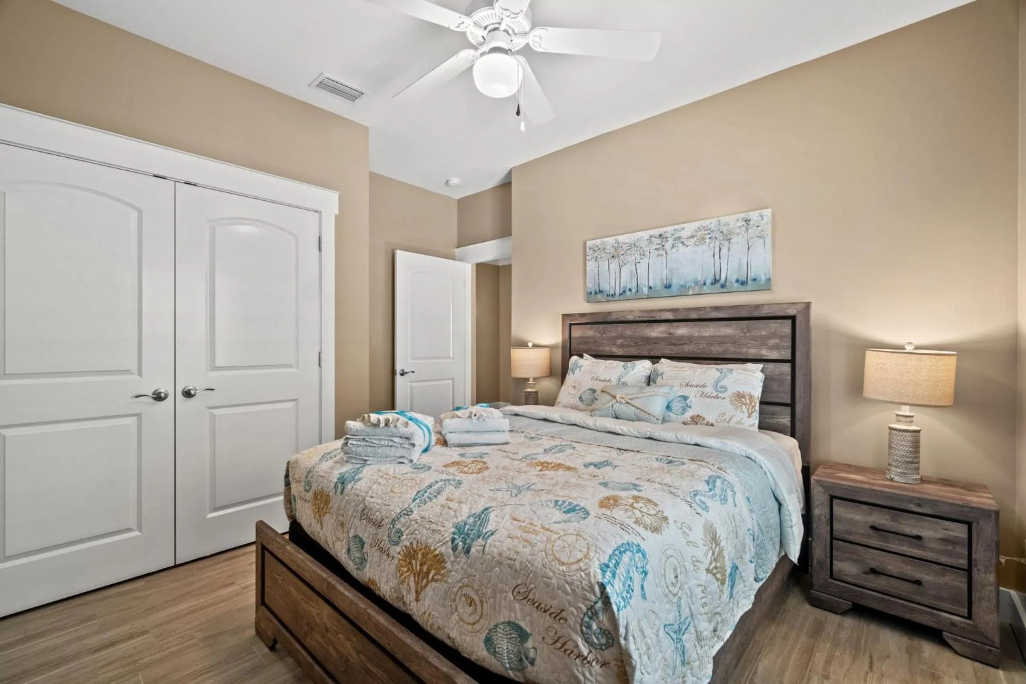 Bed in Charming Retreat, a Short Walk to Laguna Beach, with Room for 10!