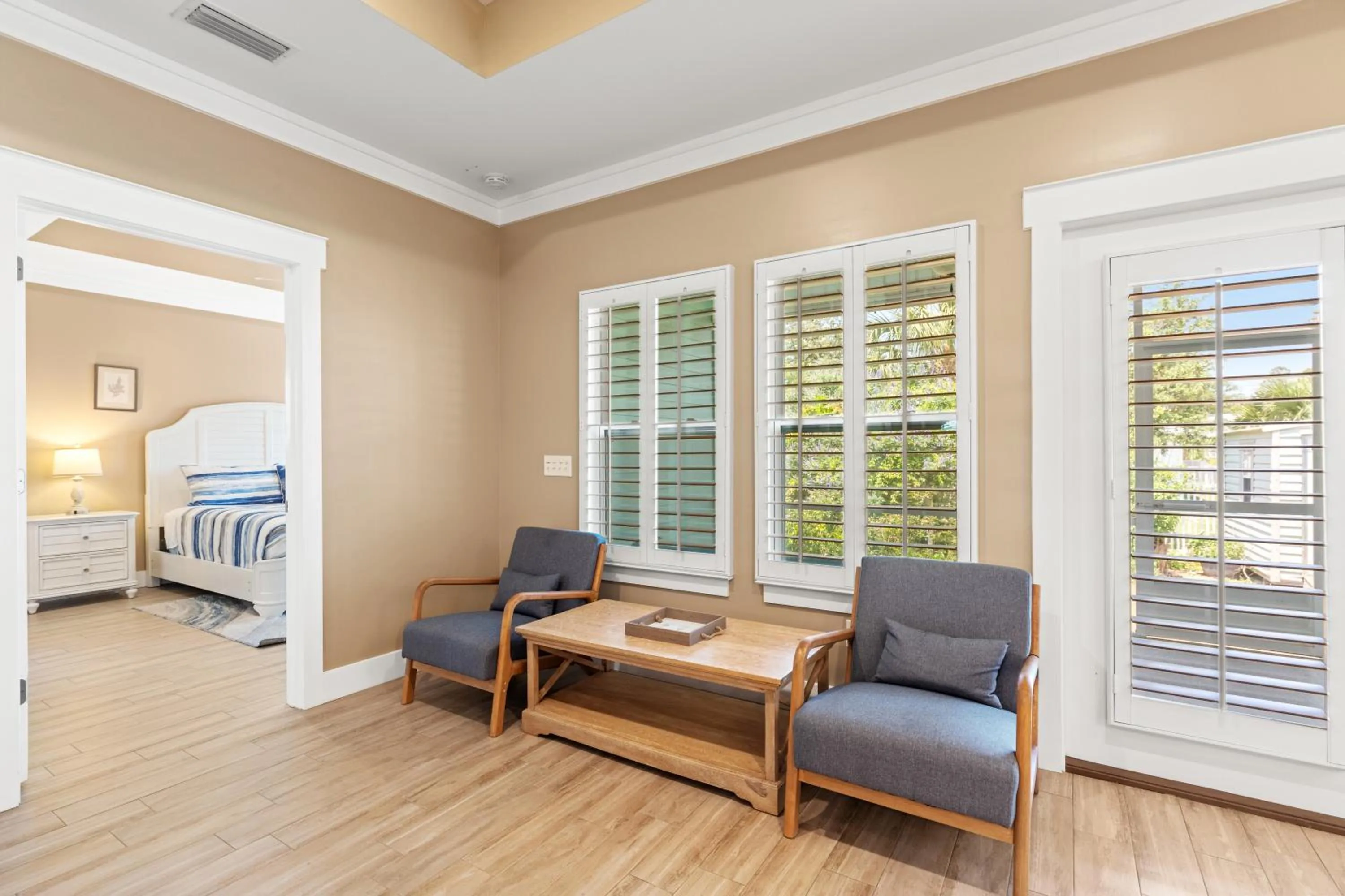 Charming Retreat, a Short Walk to Laguna Beach, with Room for 10!