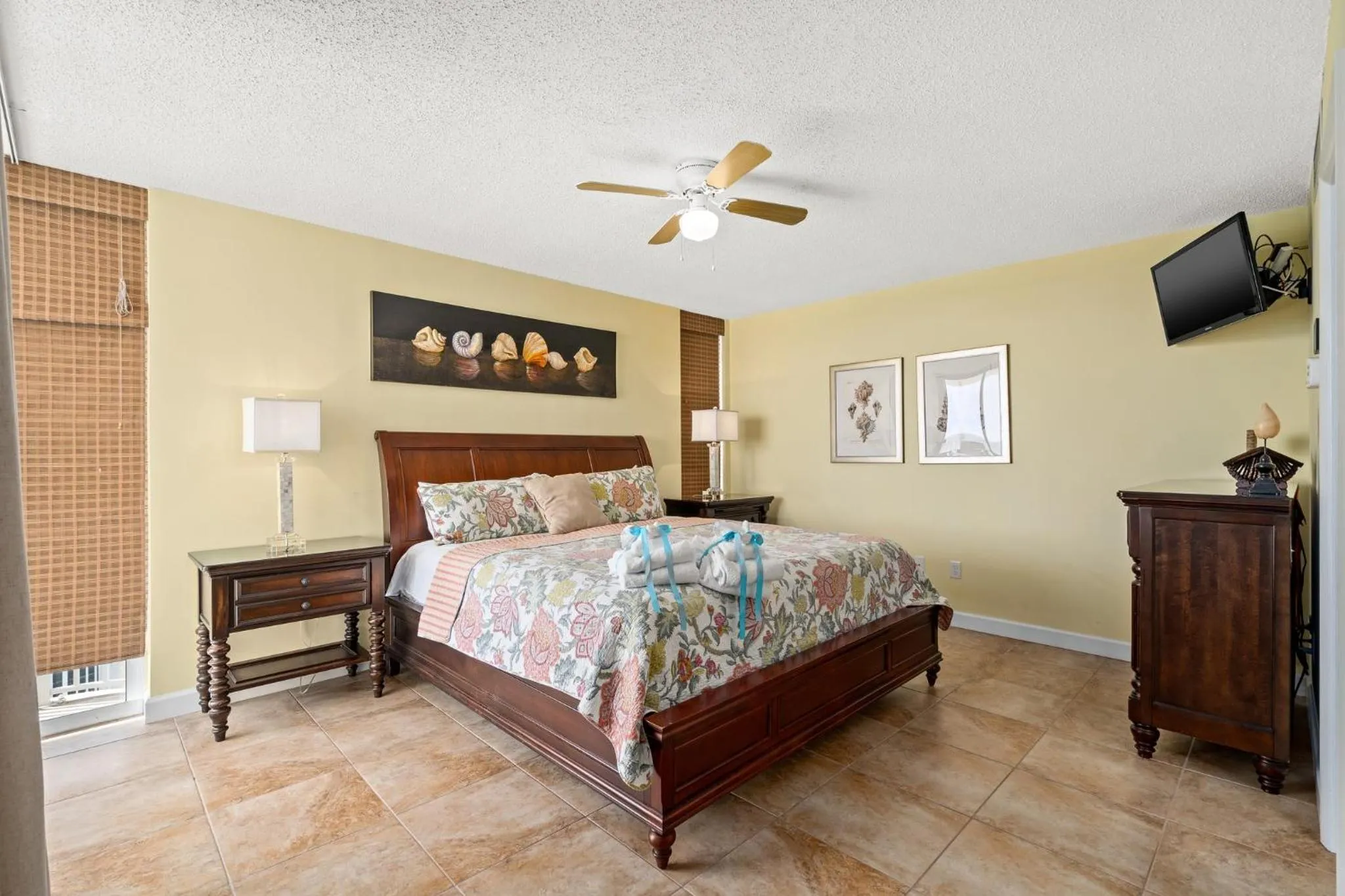 Living room, Bed in Beautiful Long Beach Condo unit 1-1206! TWO Gulf Masters!