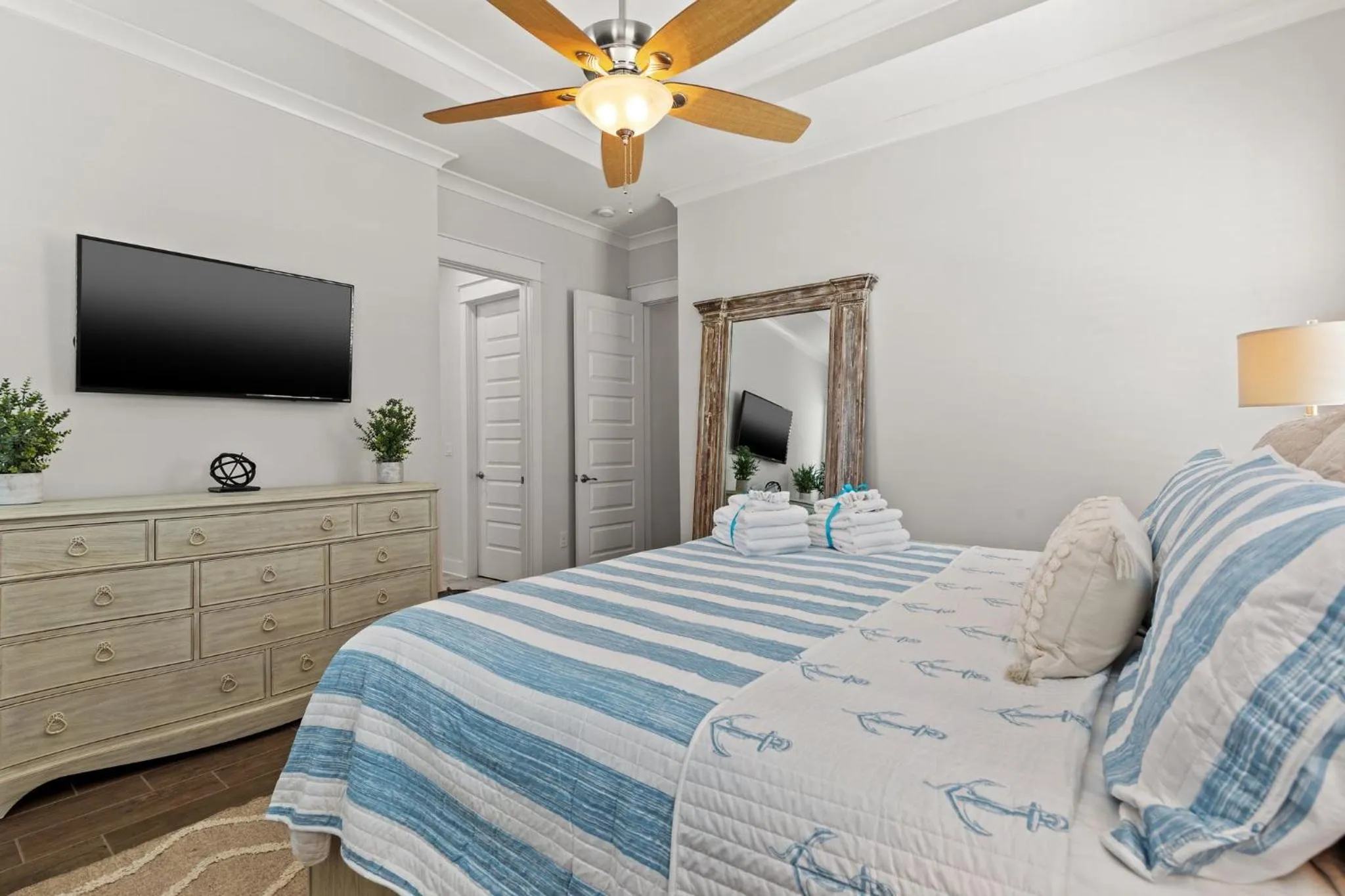 Living room, Bed in 24 York Lane | Edgewater Escape