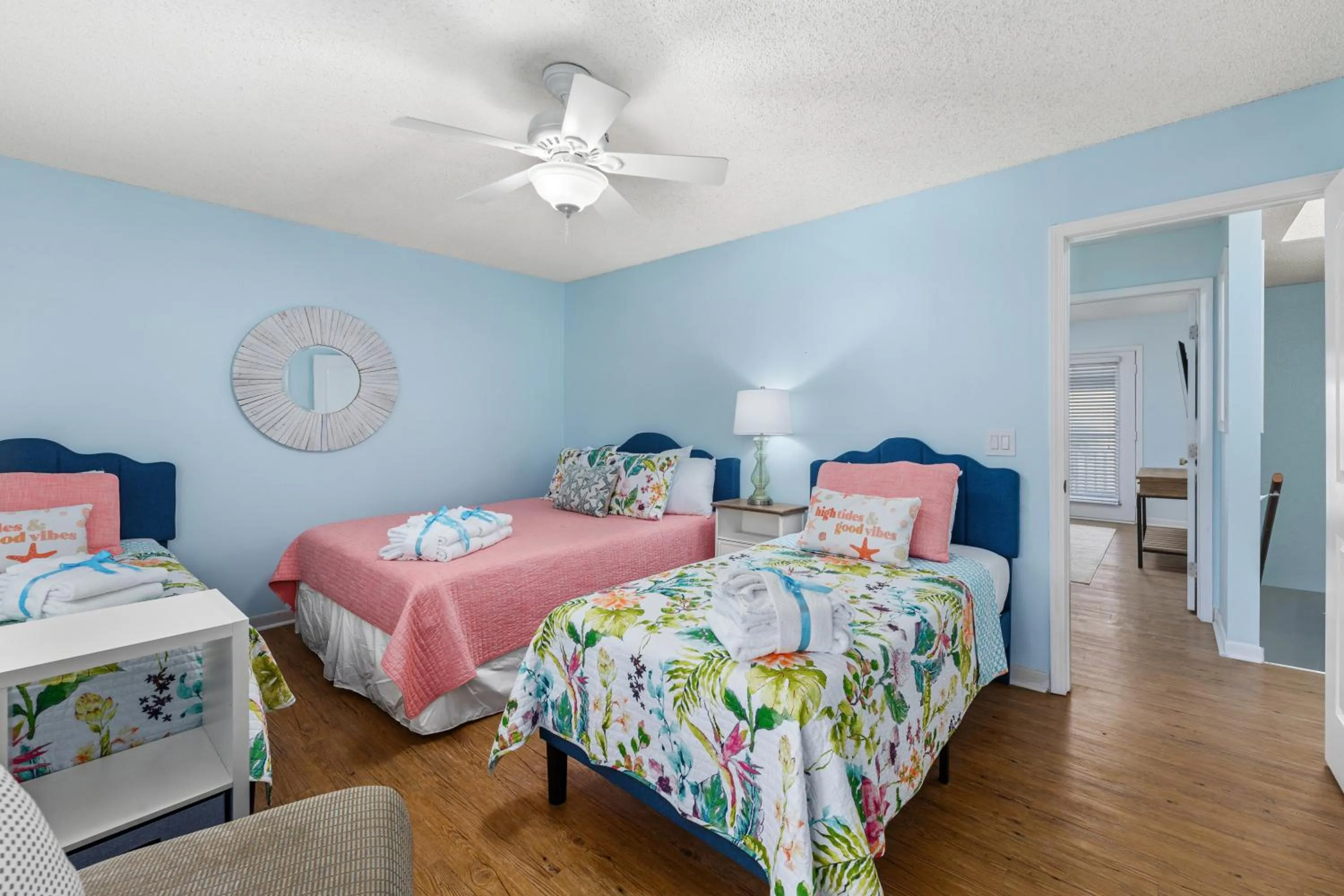 Bed in Short Walk to The Beach! Community Pool! Sleeps 6!