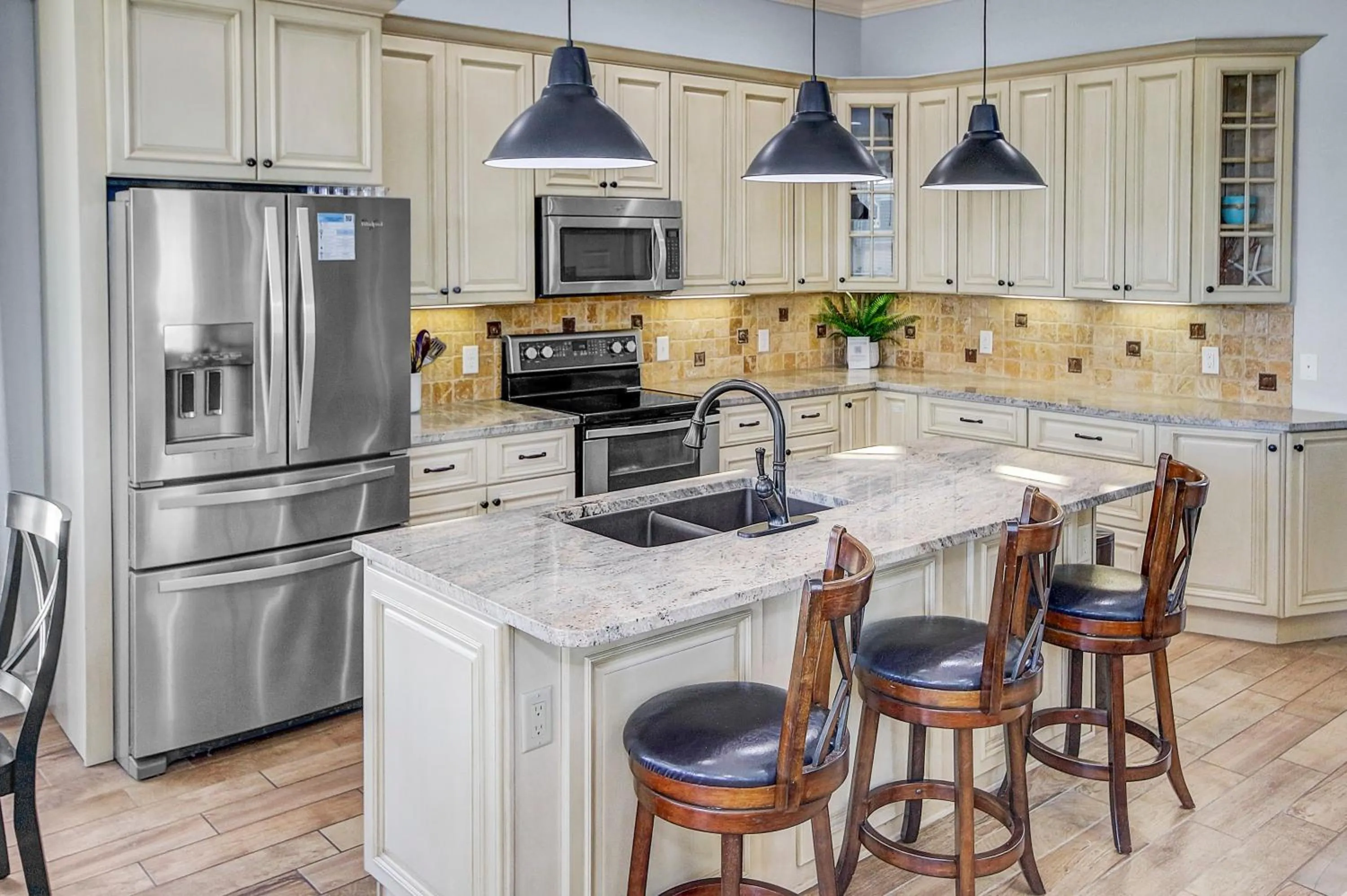 Kitchen or kitchenette in 5 Bed, 5 Bath Beach Home/Only a 3 Minute Walk To The Beach! SLEEPS 12