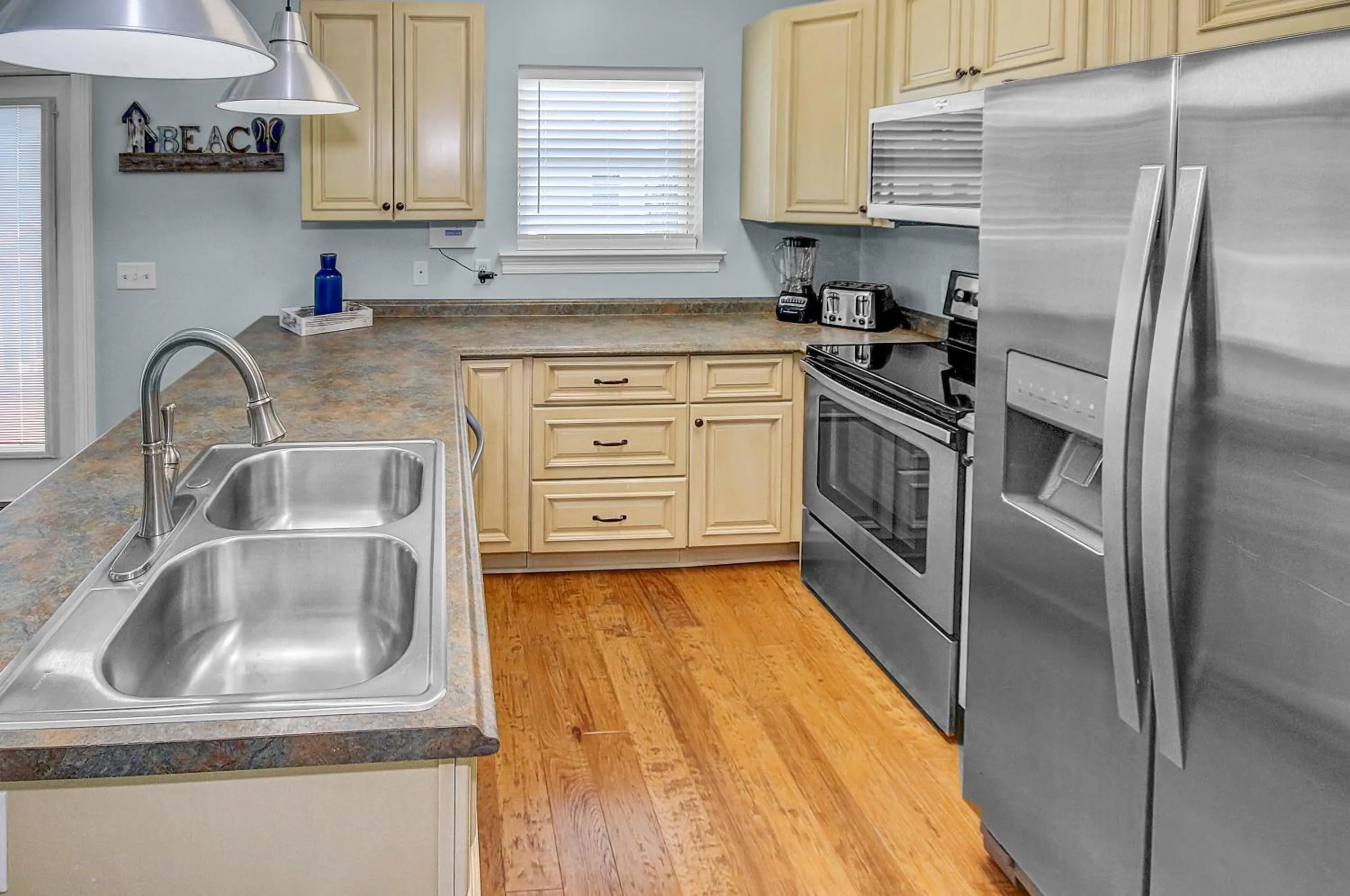 Kitchen or kitchenette in 5 Bed, 5 Bath Beach Home/Only a 3 Minute Walk To The Beach! SLEEPS 12