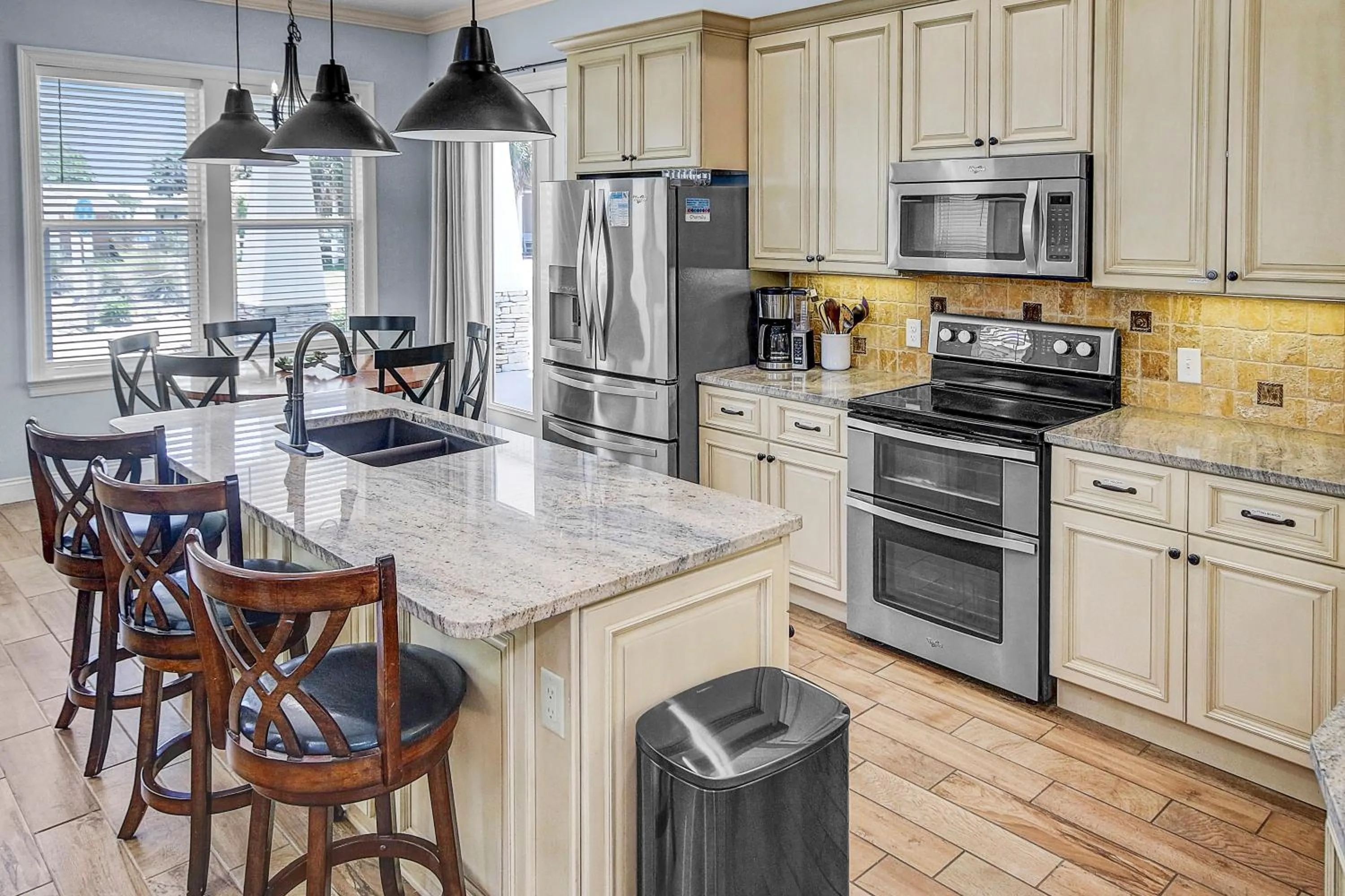 Kitchen or kitchenette in 5 Bed, 5 Bath Beach Home/Only a 3 Minute Walk To The Beach! SLEEPS 12