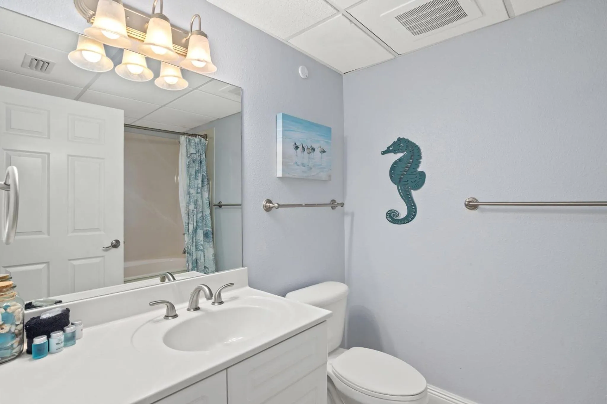 Photo of the whole room in Emerald Beach Resort by Blue Swell