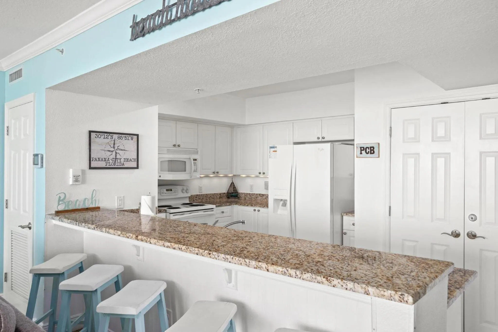 Kitchen or kitchenette in Emerald Beach Resort by Blue Swell
