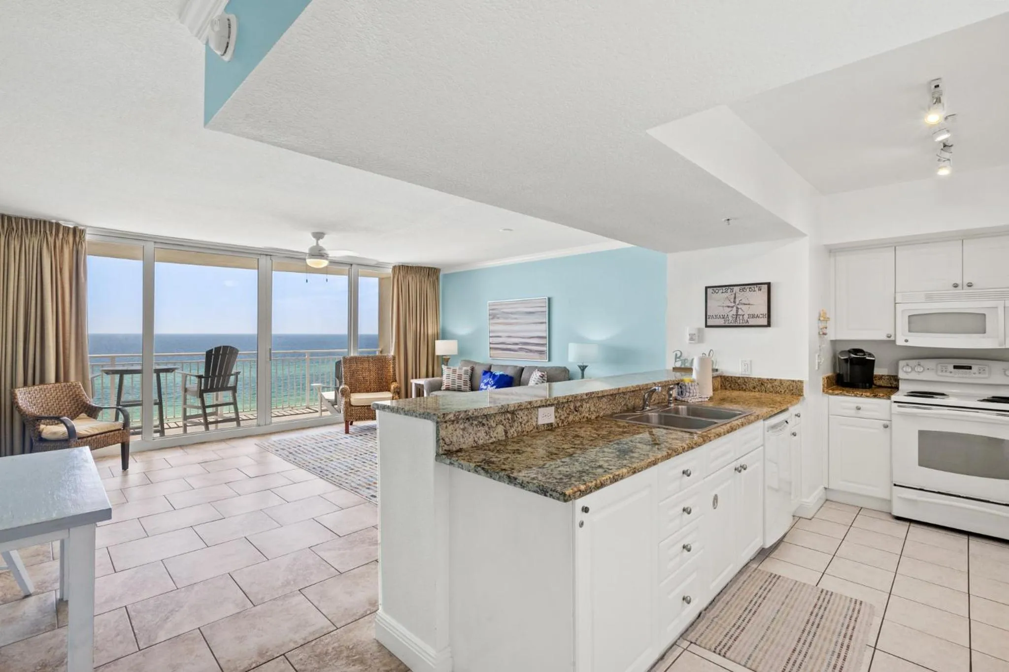 Kitchen or kitchenette in Emerald Beach Resort by Blue Swell