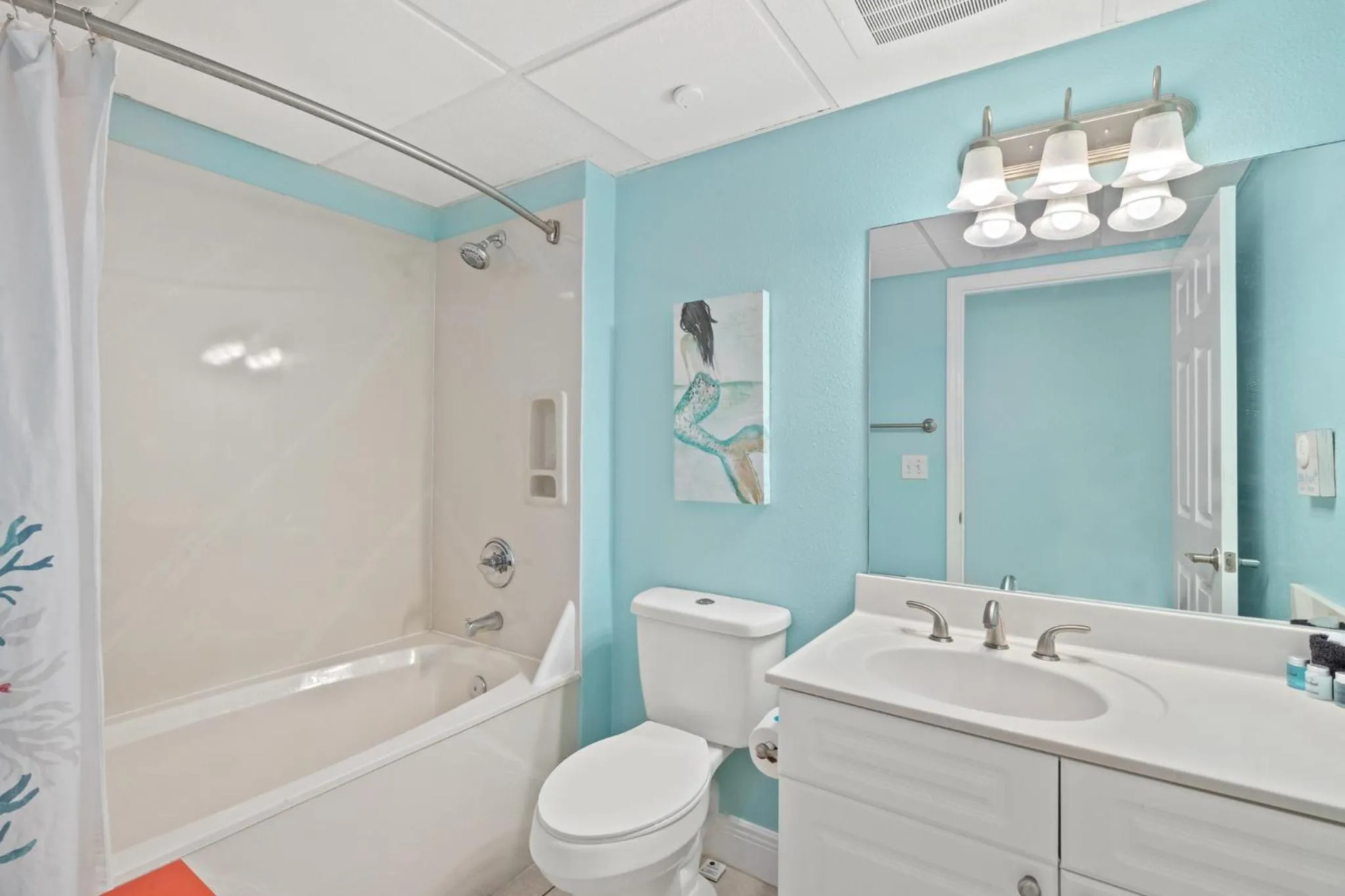 Photo of the whole room in Emerald Beach Resort by Blue Swell