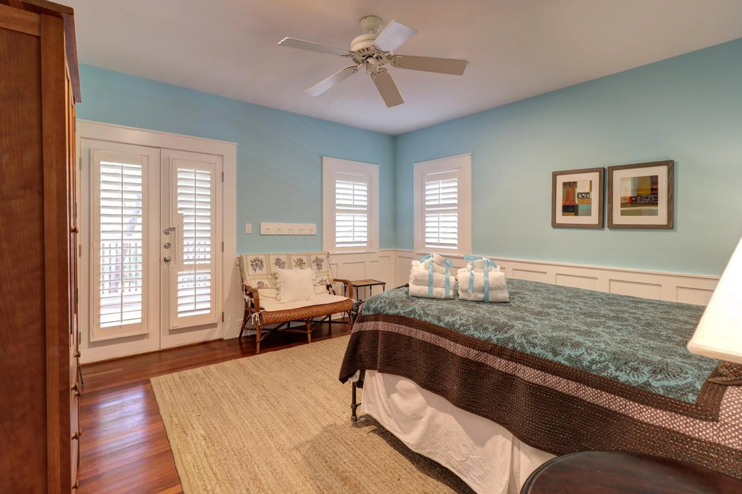 Bed in A Seaside Beauty! Book Now - Lot of Outdoor Living Space