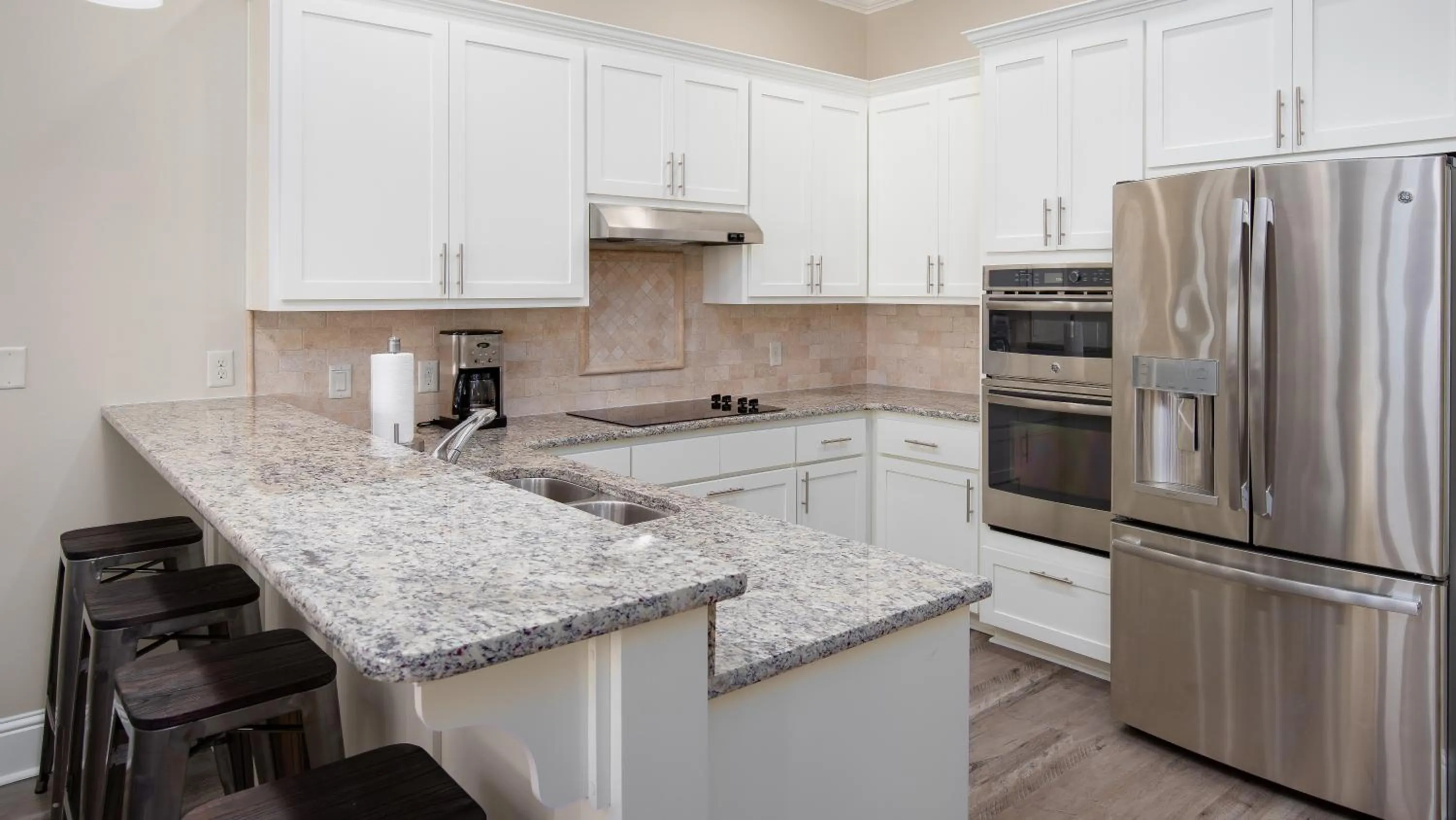Kitchen or kitchenette in 2 Gulf View Balconies! 3 Story Townhome With 4 Bedrooms, 4 Bathrooms! Sleeps12