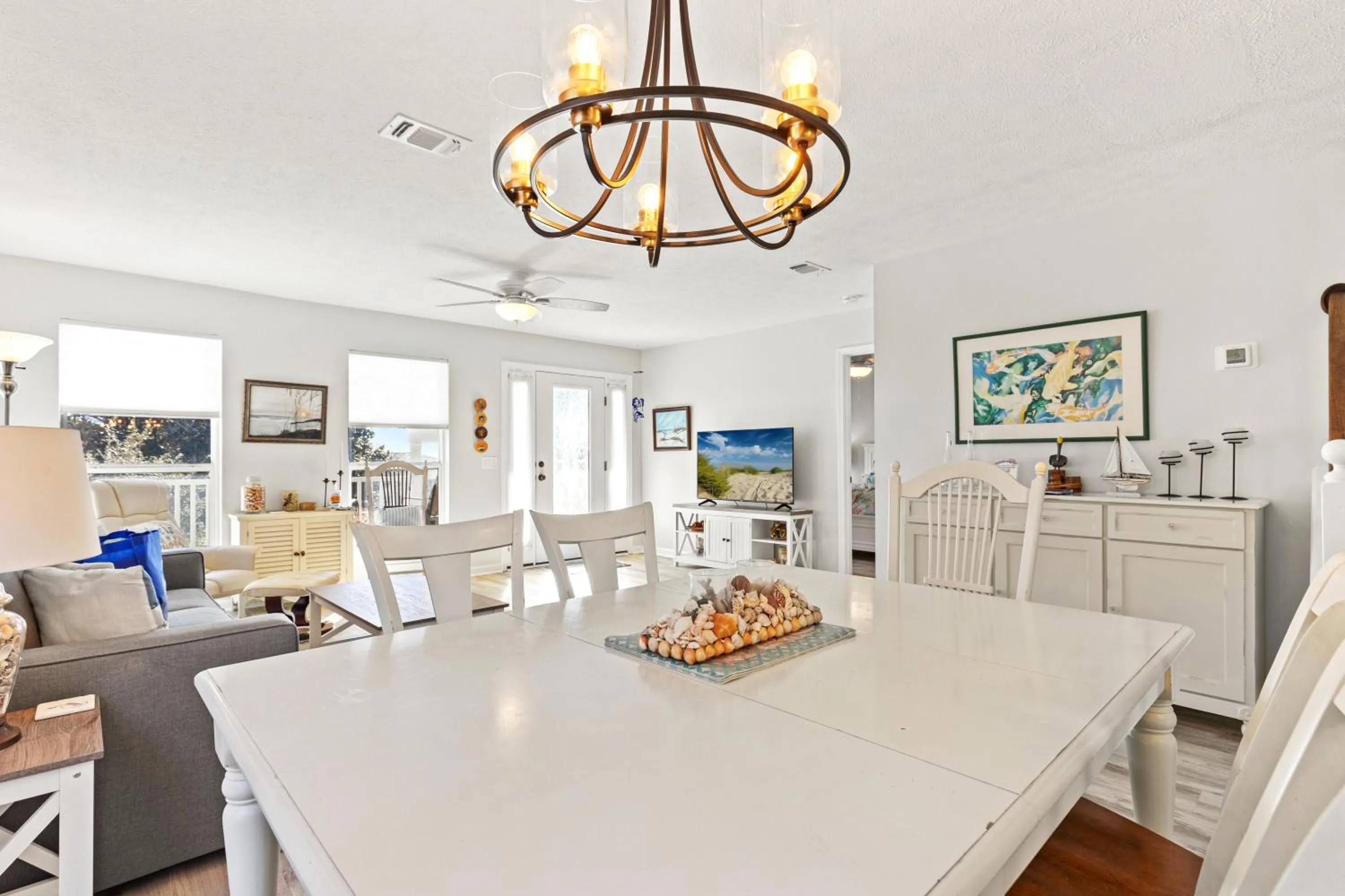 Dining area in Vacation in This Gorgeous 2-Story Home! 3 BR 3 BA! Sleeps 8!