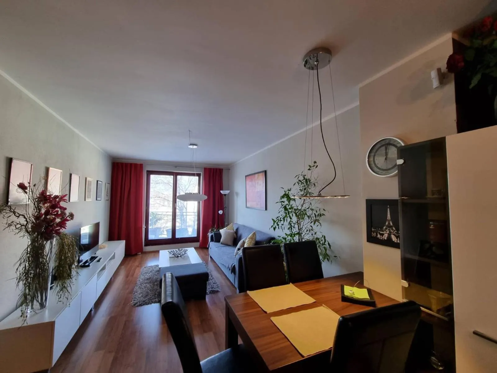 TV and multimedia in Central business apartment - FREE PARKING
