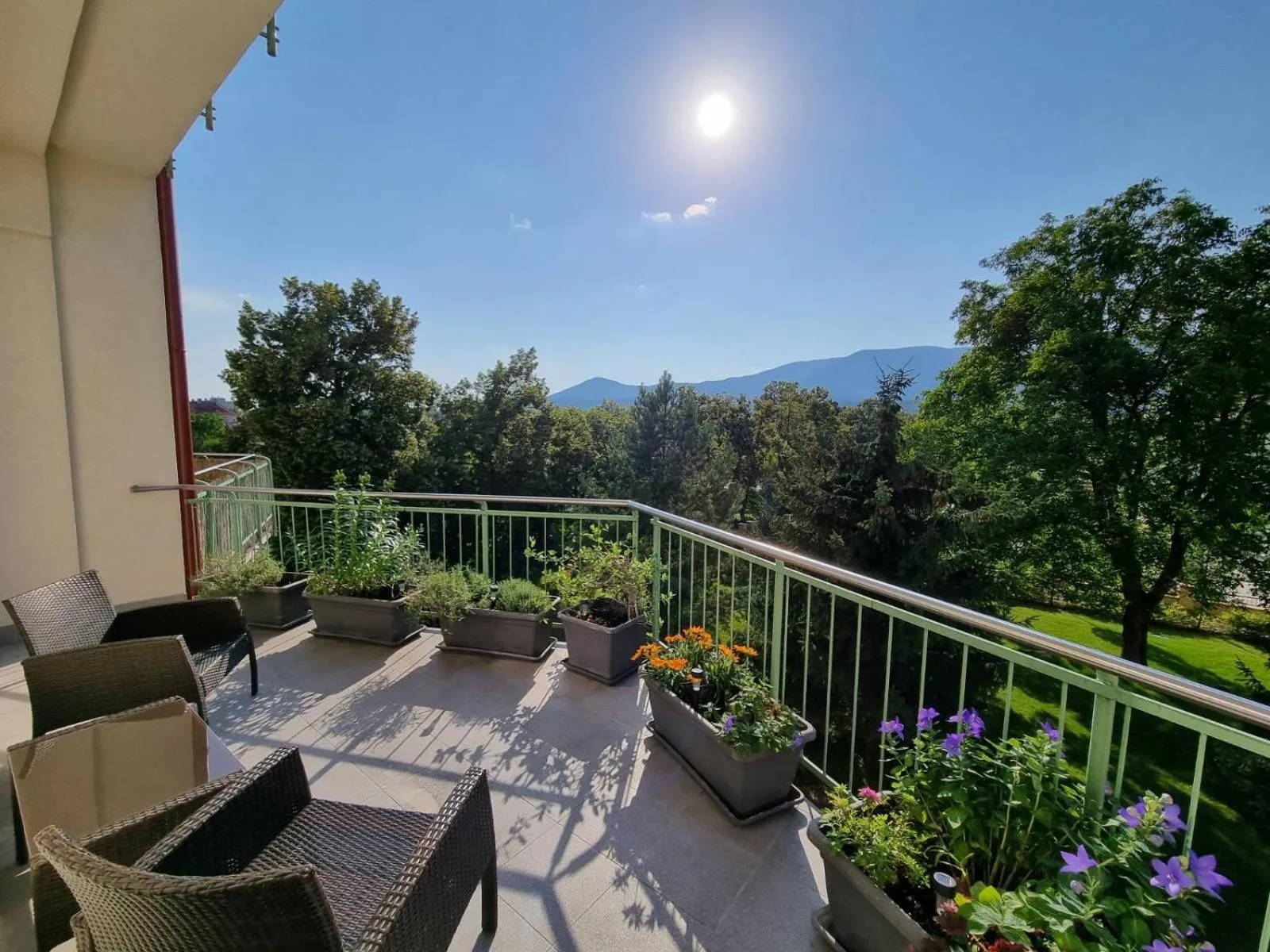 Balcony/Terrace in Central business apartment - FREE PARKING