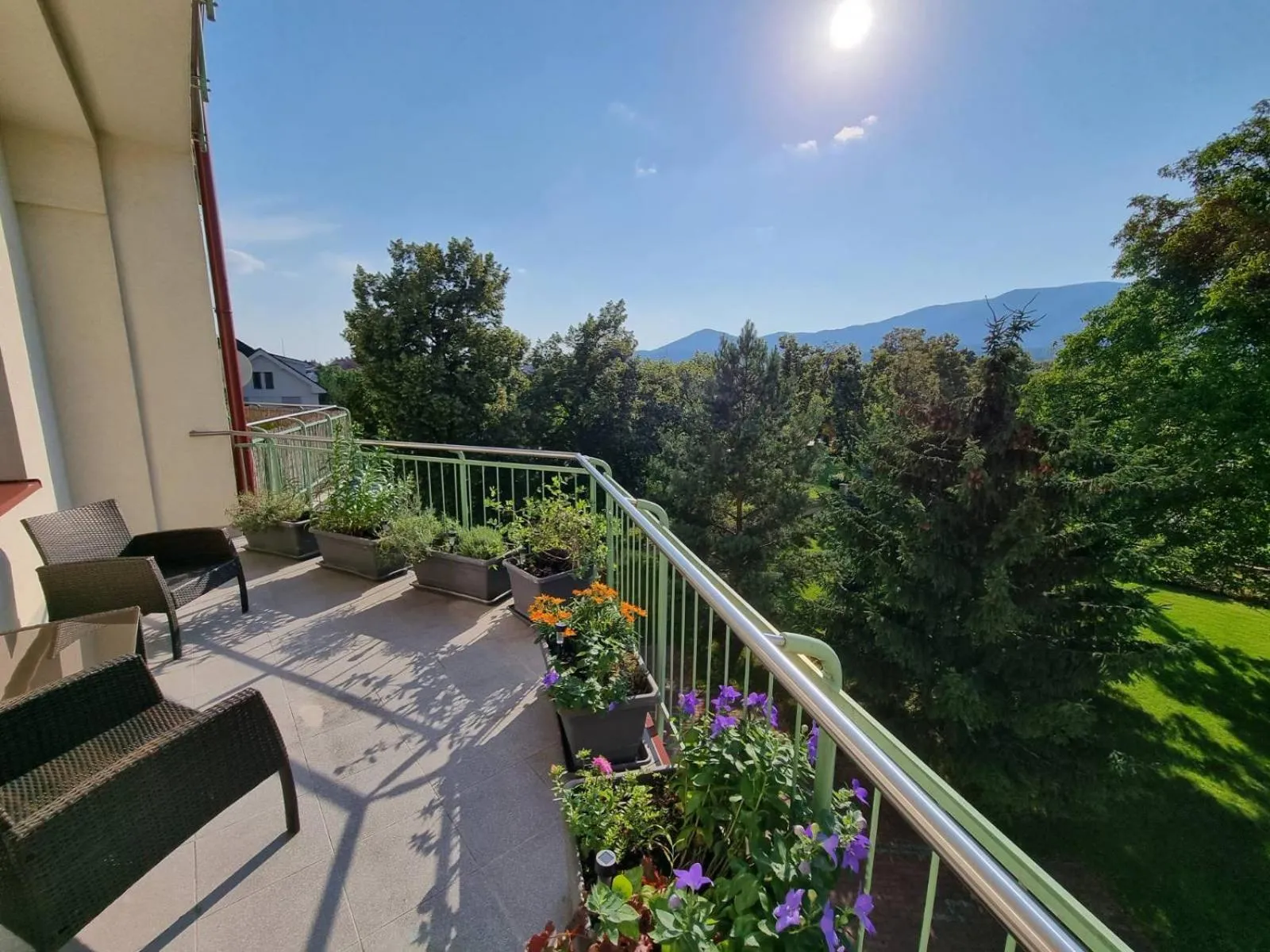 Balcony/Terrace in Central business apartment - FREE PARKING