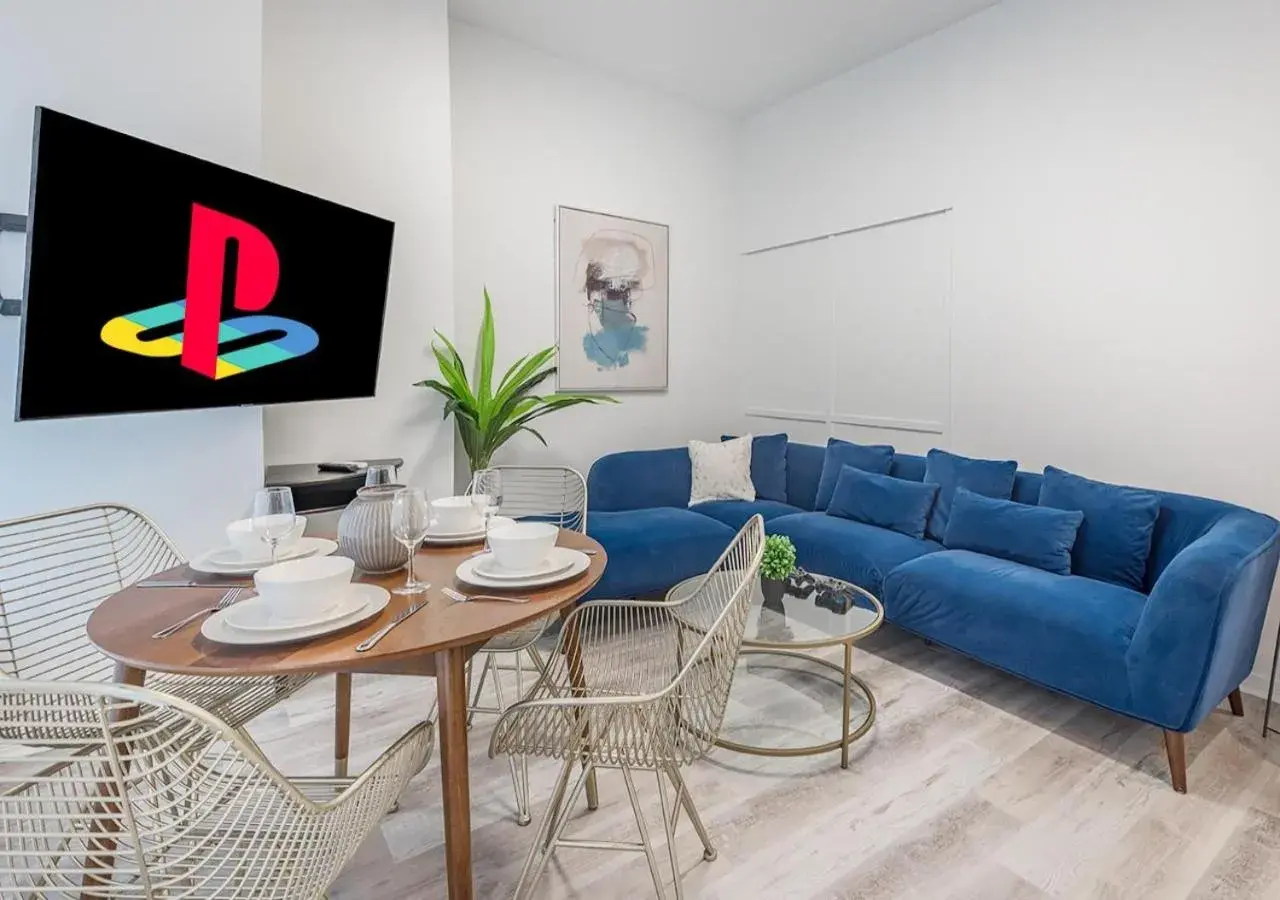 Luxurious 3BD Apt in heart of downtown 5 min walk to Bell Center Luxurious 3BD Apt in heart of downtown 5 min walk to Bell Center