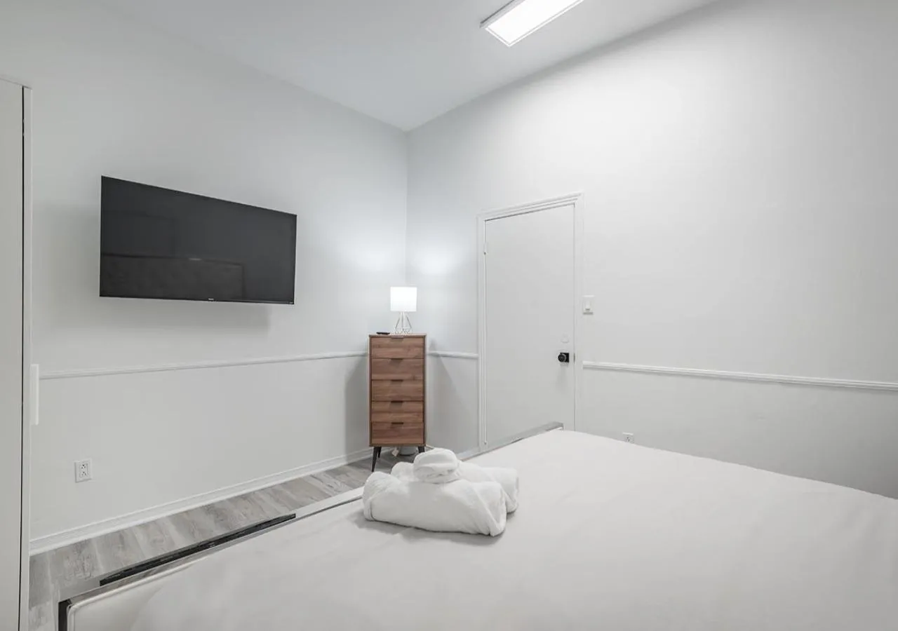 Luxurious 3BD Apt in heart of downtown 5 min walk to Bell Center