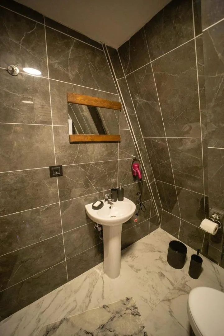 Shower in Montana Suite Bungalows