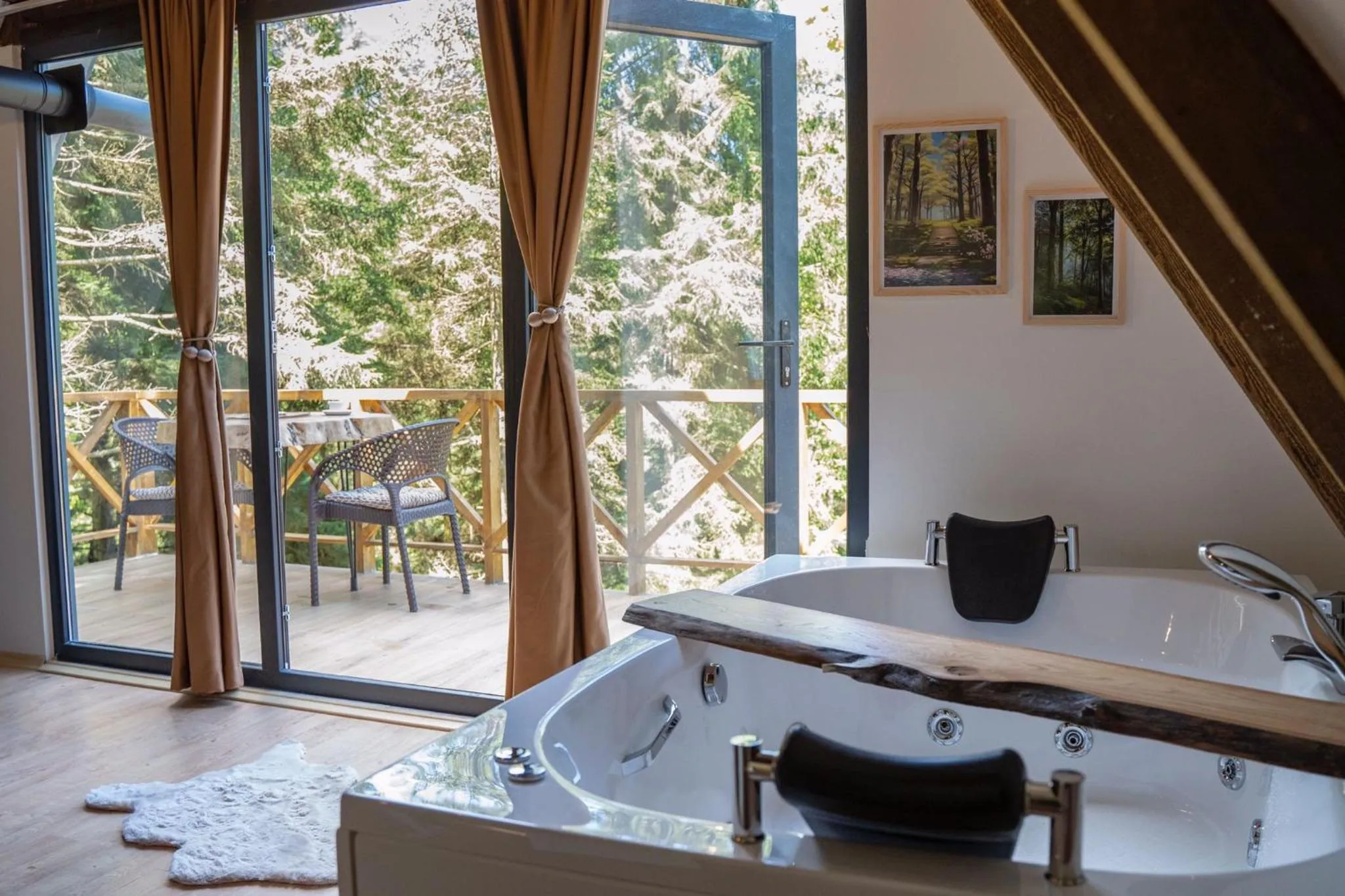 Shower in Montana Suite Bungalows