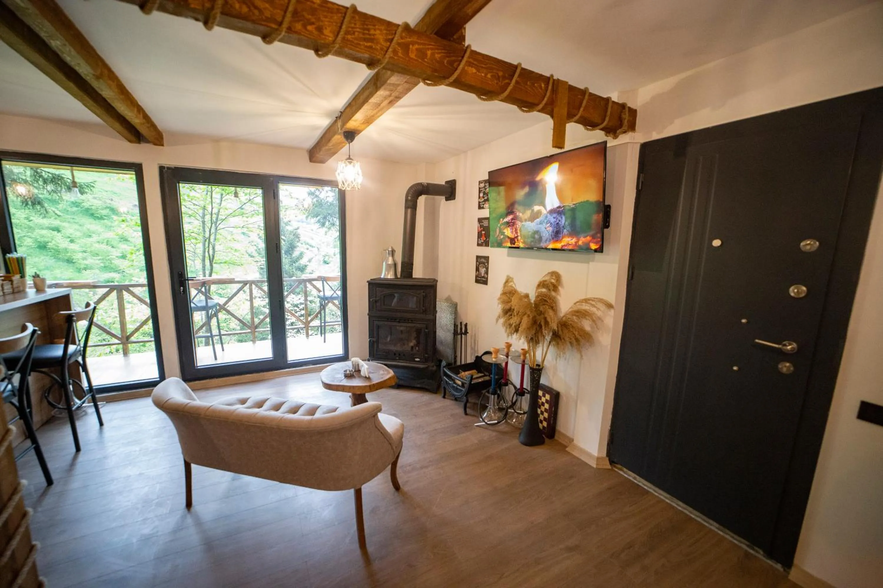 Communal lounge/ TV room in Montana Suite Bungalows