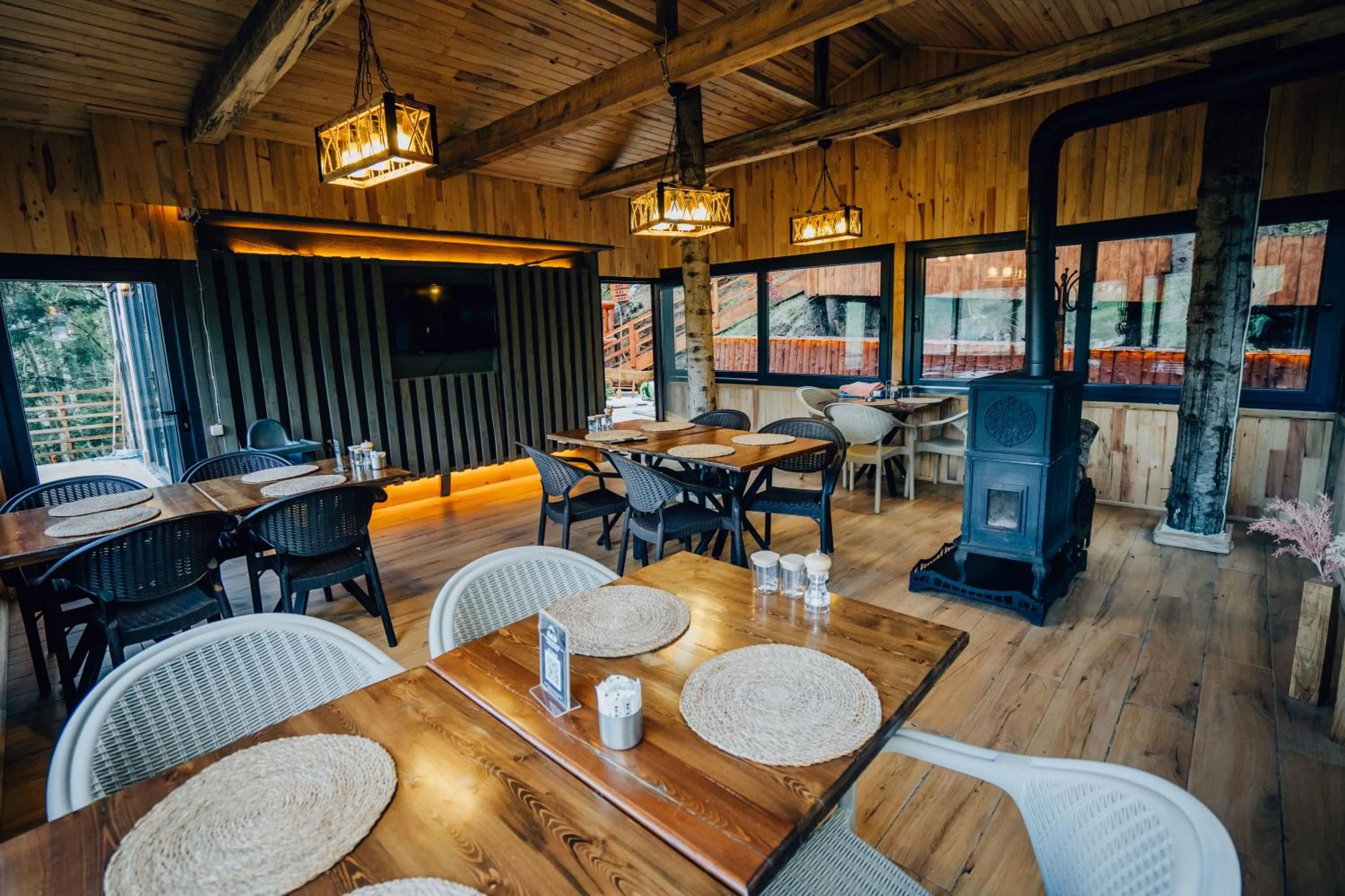 Restaurant/places to eat in Montana Suite Bungalows