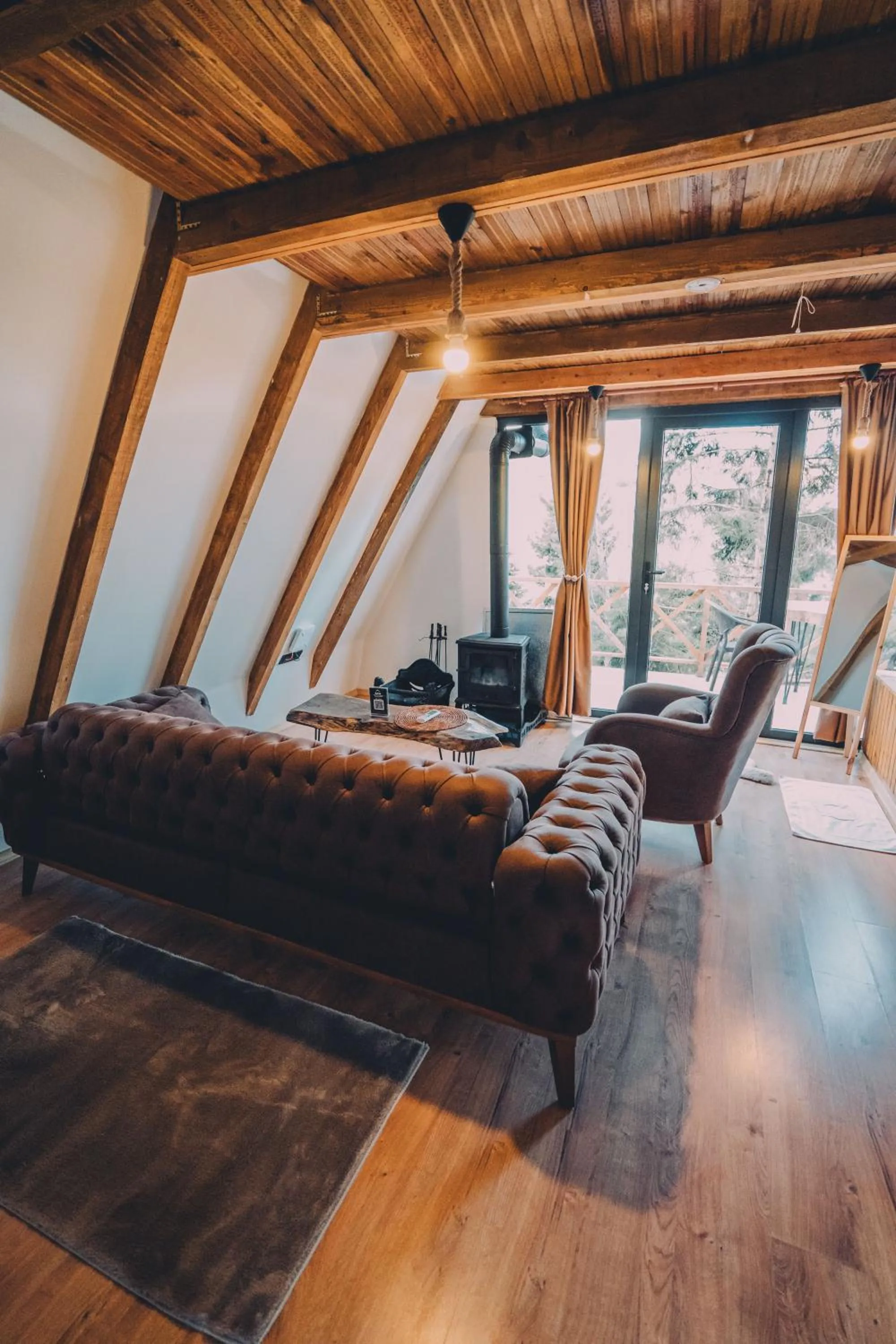 Living room, Bed in Montana Suite Bungalows