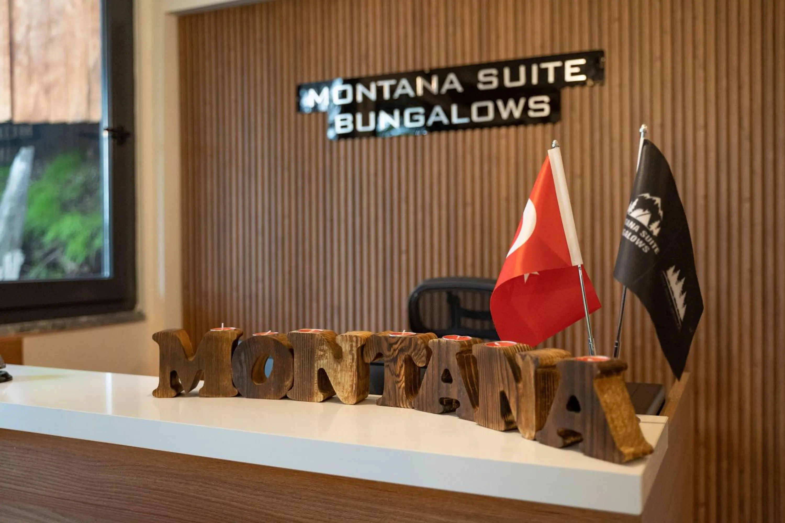 Lobby or reception in Montana Suite Bungalows